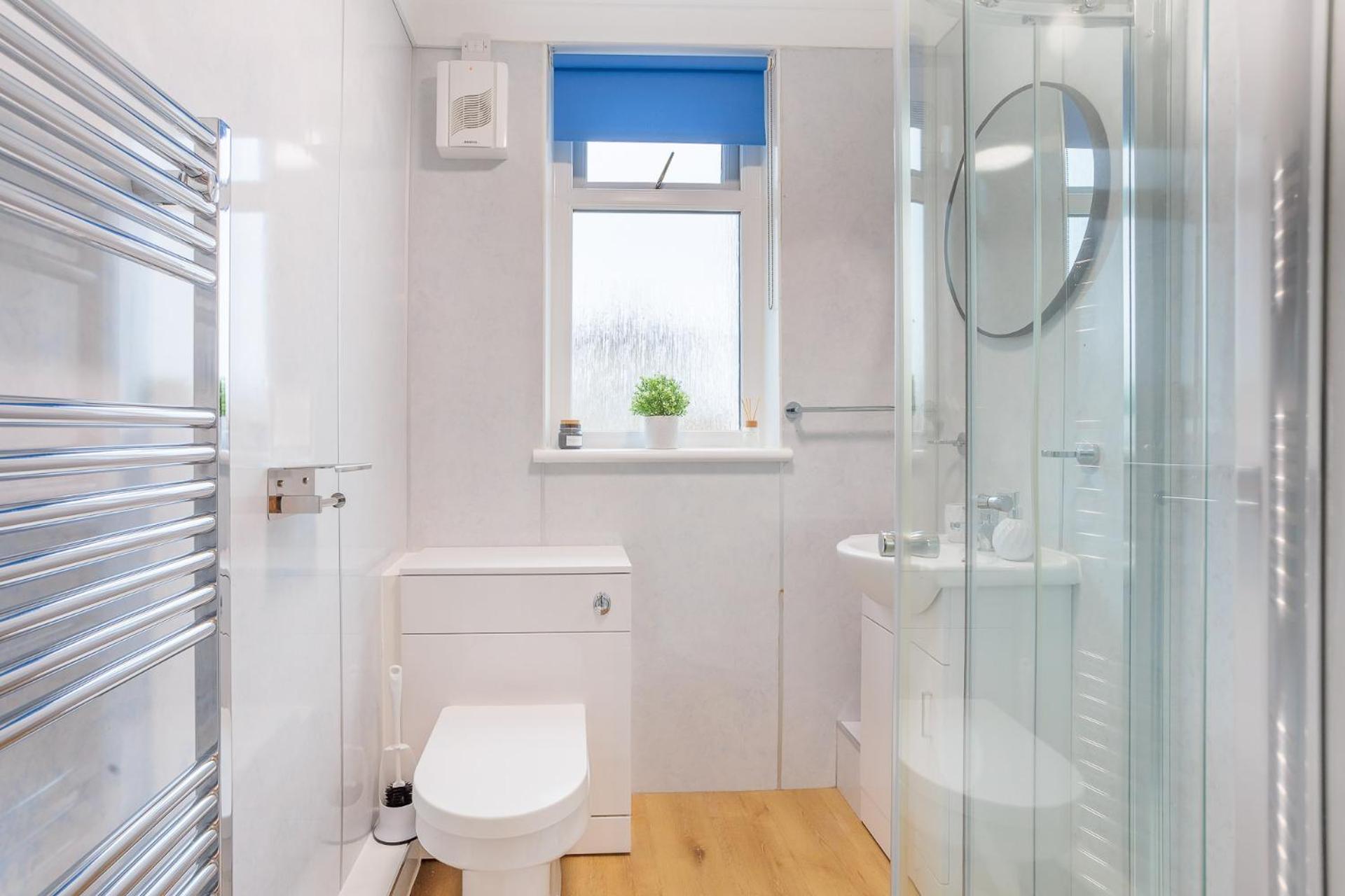 Stylish Two Bedroom Apartment with Private Parking