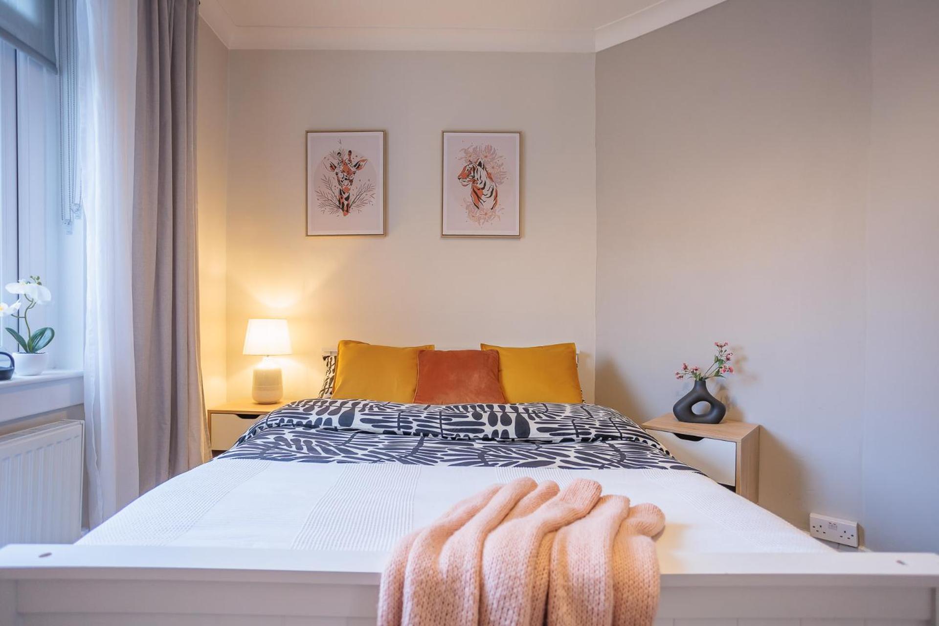 Stylish Two Bedroom Apartment with Private Parking