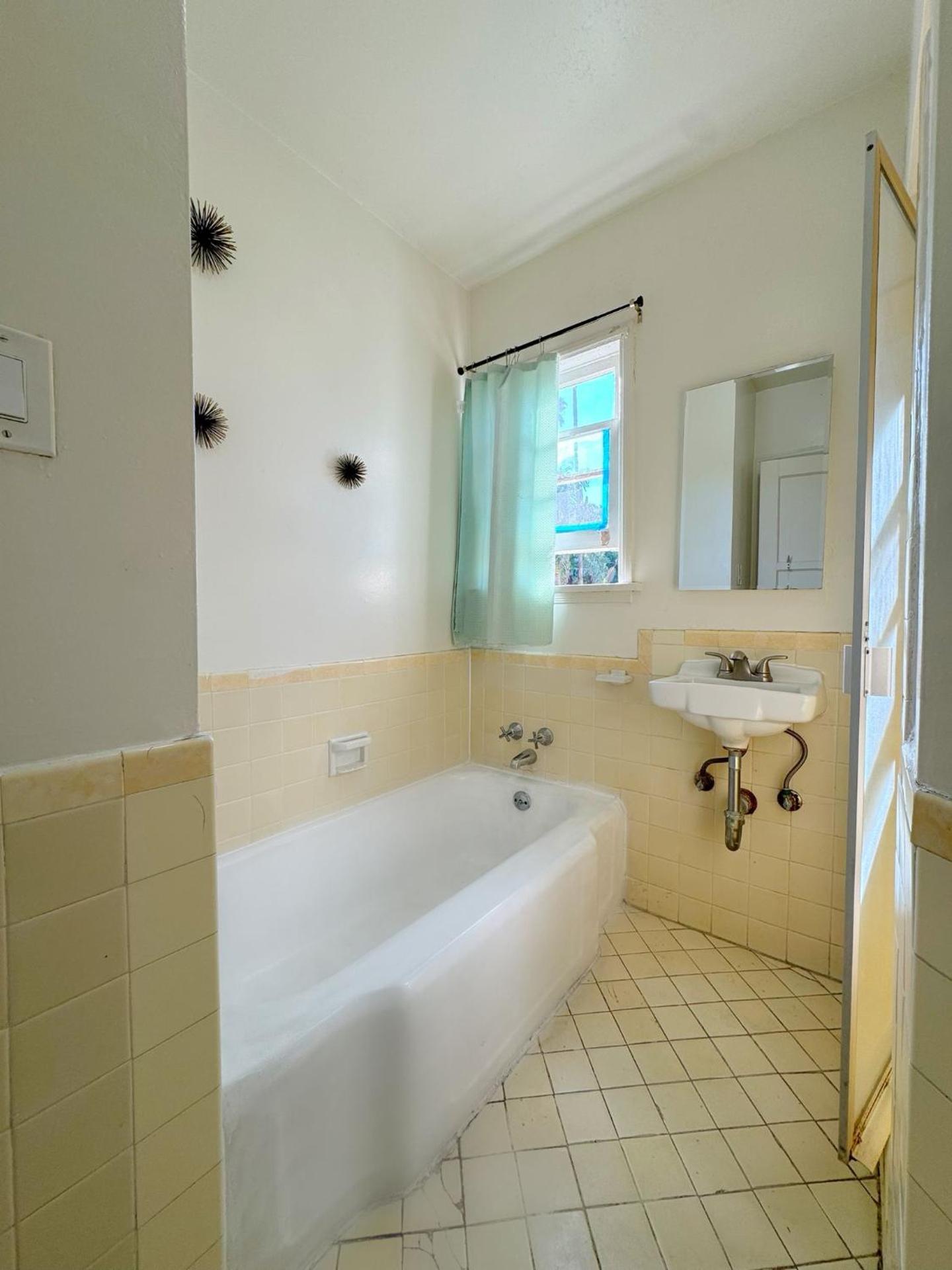 Bargain Beverly Hills 3 Bedroom in great area 5 minutes to Rodeo Drive