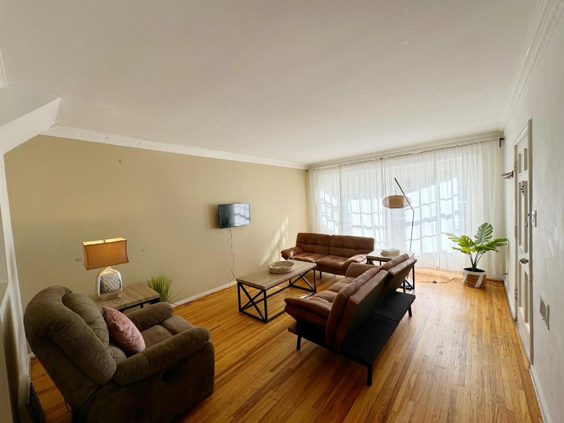 Bargain Beverly Hills 3 Bedroom in great area 5 minutes to Rodeo Drive