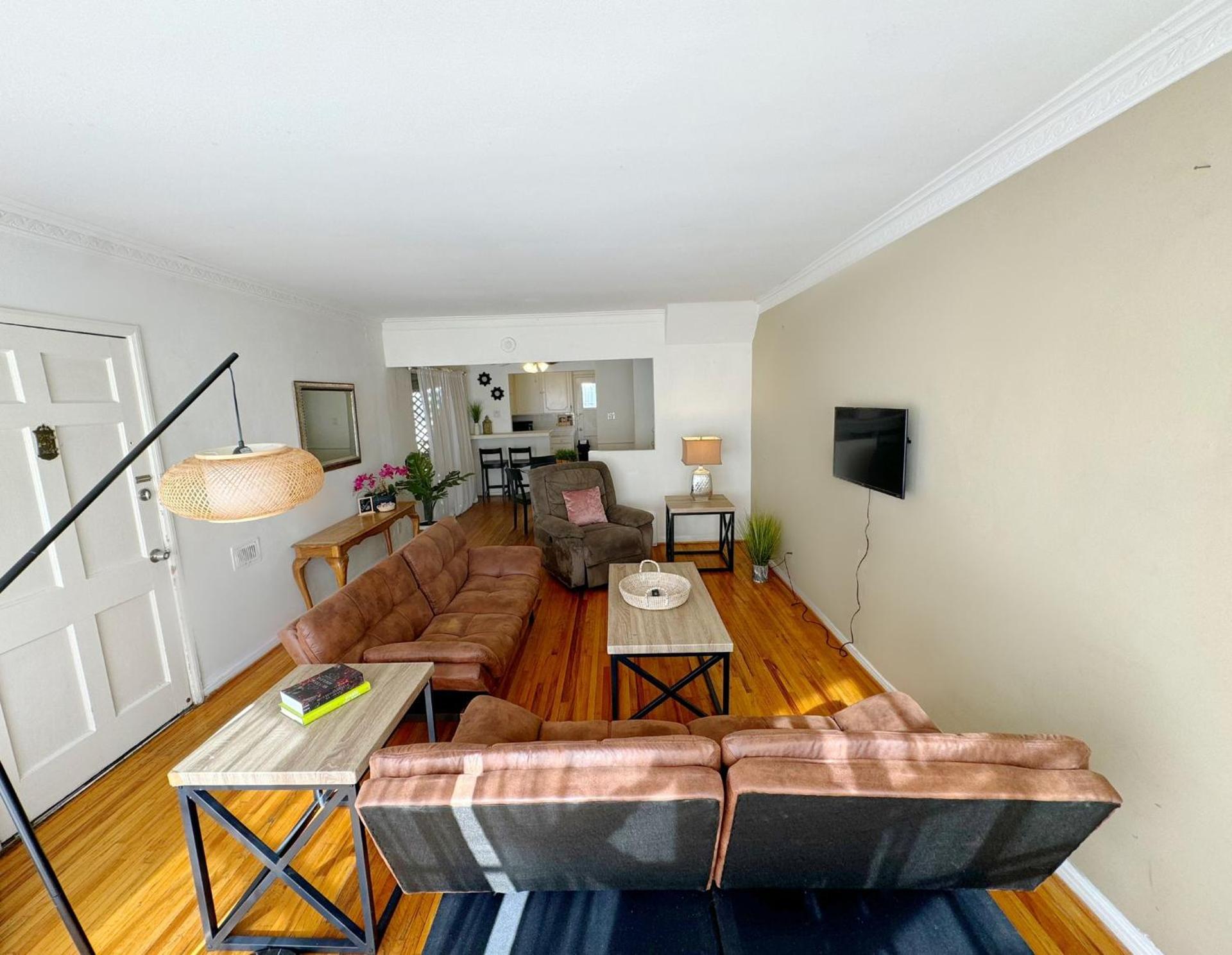 Bargain Beverly Hills 3 Bedroom in great area 5 minutes to Rodeo Drive