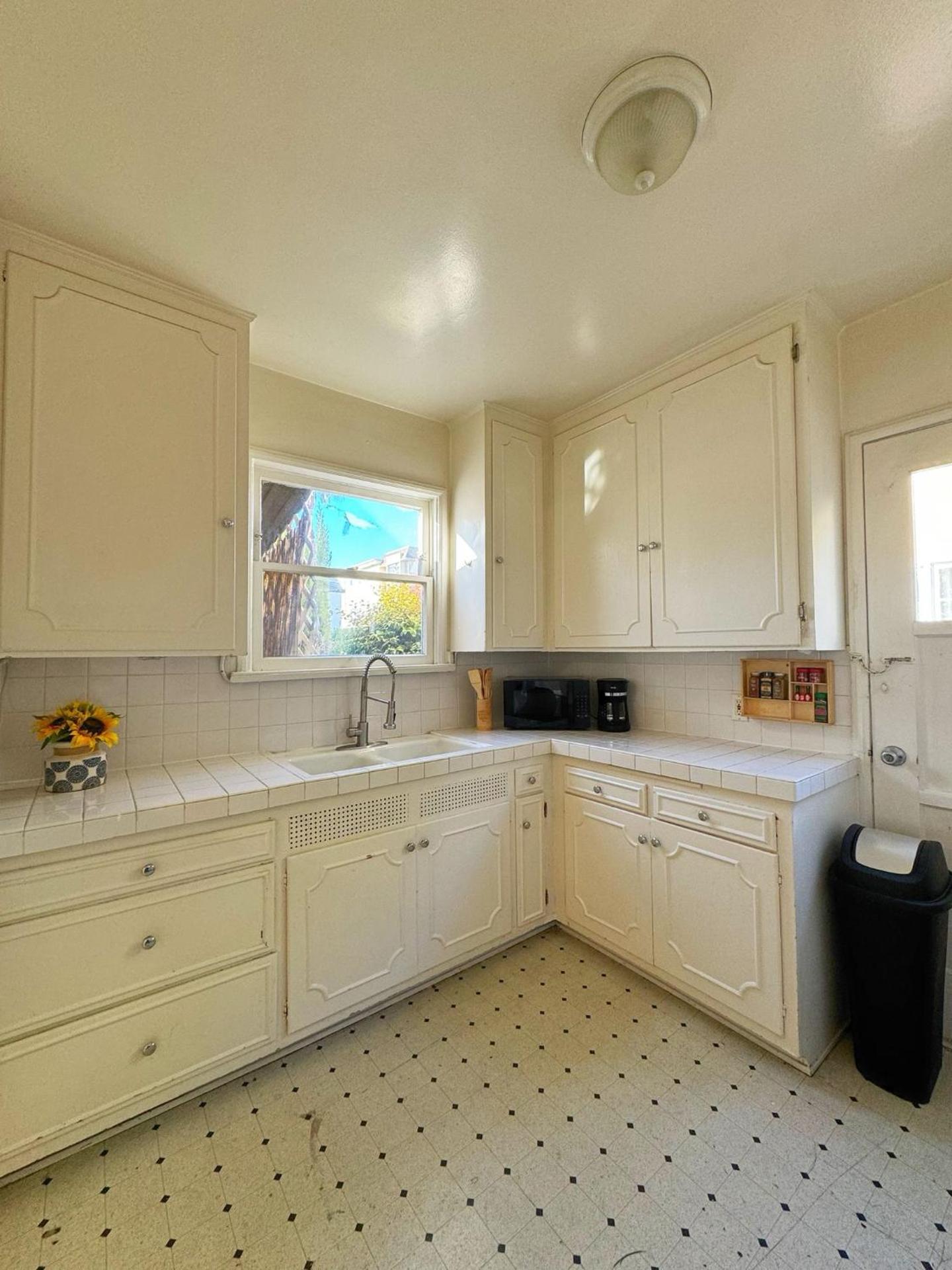 Bargain Beverly Hills 3 Bedroom in great area 5 minutes to Rodeo Drive