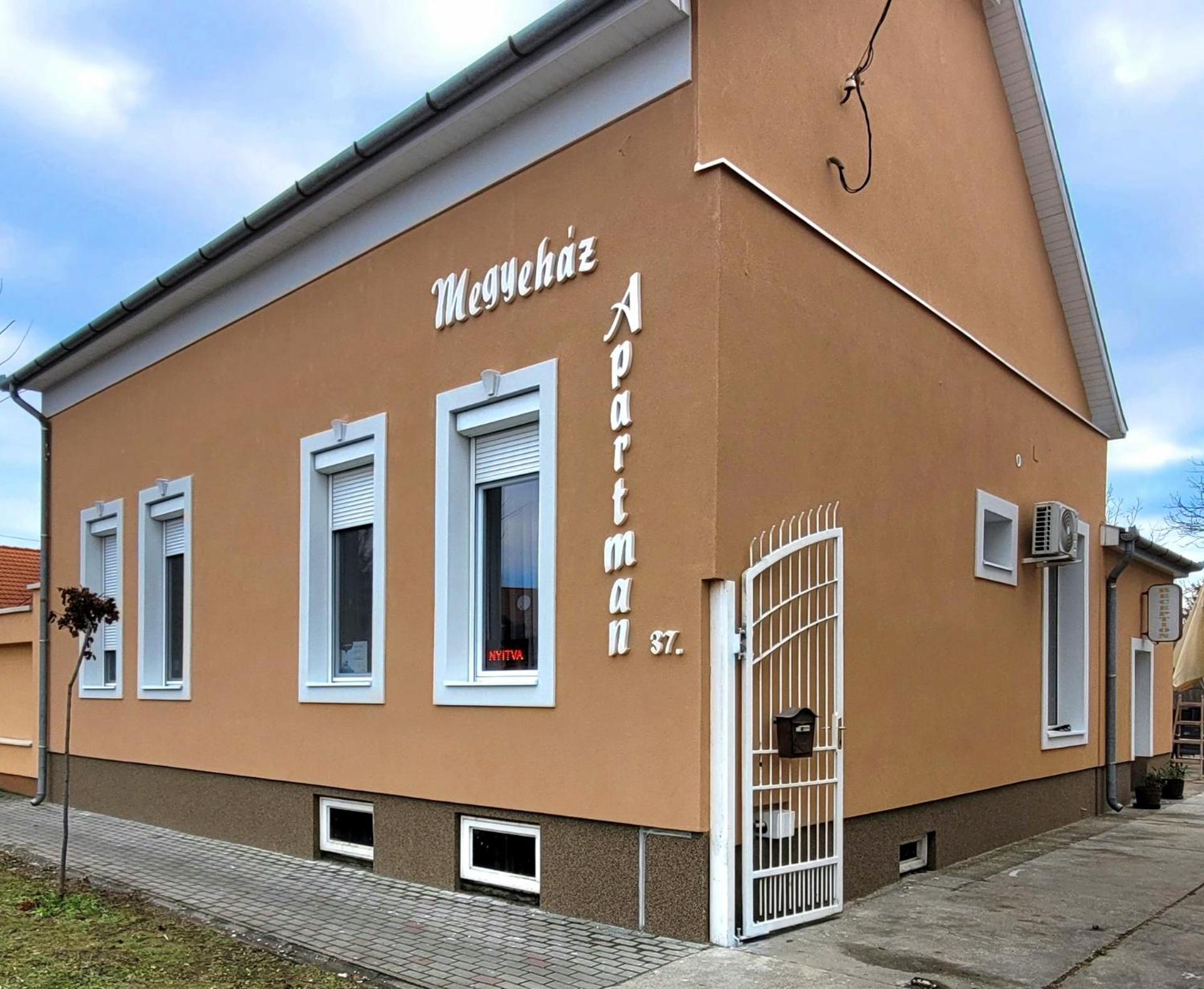 Megyeház Apartman