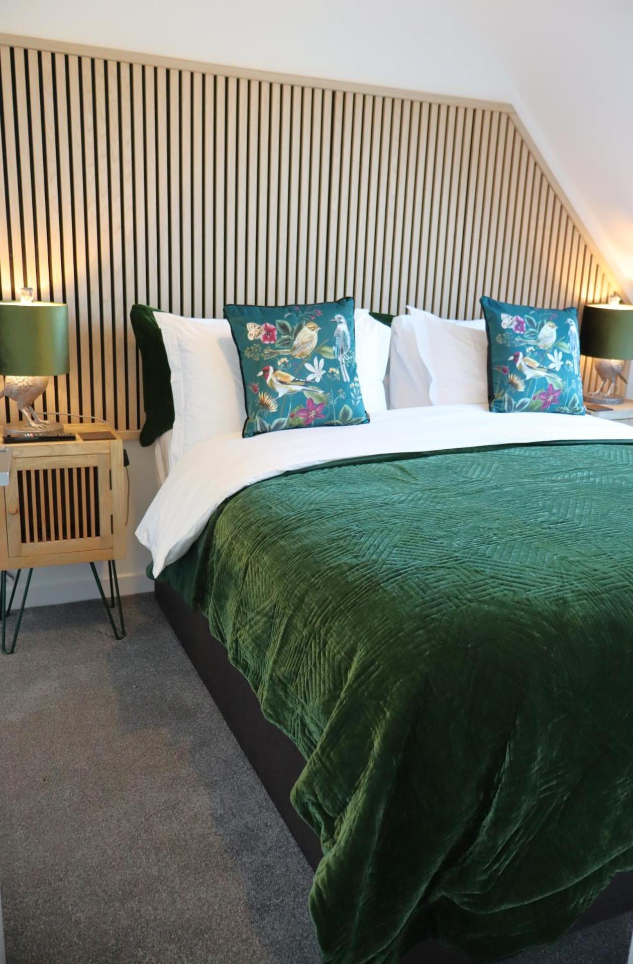 THE HIDEAWAY - LUXURY SELF CATERING COASTAL APARTMENT with PRIVATE ENTRANCE & KEY BOX ENTRY JUST A FEW MINUTES WALK TO THE BEACH, SOLENT WAY WALK, SHOPS and many EATERIES & BARS - FREE OFF ROAD PARKING,FULL KITCHEN, LOUNGE,BEDROOM , BATHROOM & WI-FI