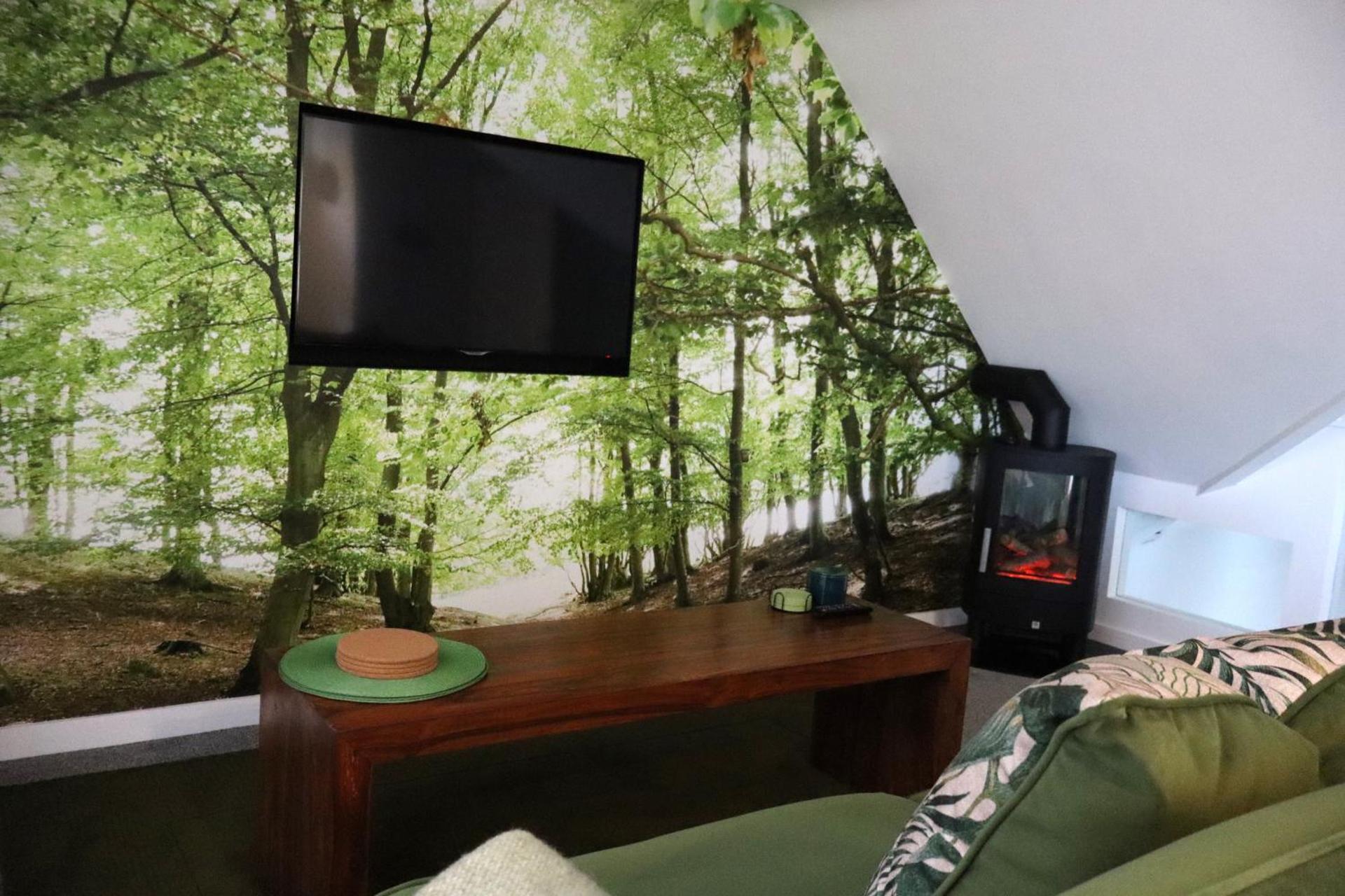 THE HIDEAWAY - LUXURY SELF CATERING COASTAL APARTMENT with PRIVATE ENTRANCE & KEY BOX ENTRY JUST A FEW MINUTES WALK TO THE BEACH, SOLENT WAY WALK, SHOPS and many EATERIES & BARS - FREE OFF ROAD PARKING,FULL KITCHEN, LOUNGE,BEDROOM , BATHROOM & WI-FI