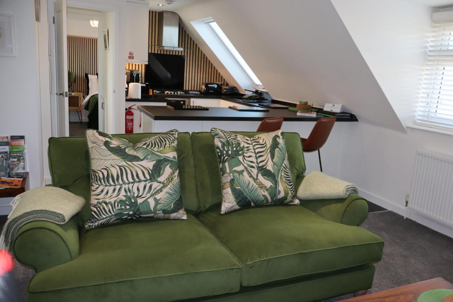 THE HIDEAWAY - LUXURY SELF CATERING COASTAL APARTMENT with PRIVATE ENTRANCE & KEY BOX ENTRY JUST A FEW MINUTES WALK TO THE BEACH, SOLENT WAY WALK, SHOPS and many EATERIES & BARS - FREE OFF ROAD PARKING,FULL KITCHEN, LOUNGE,BEDROOM , BATHROOM & WI-FI