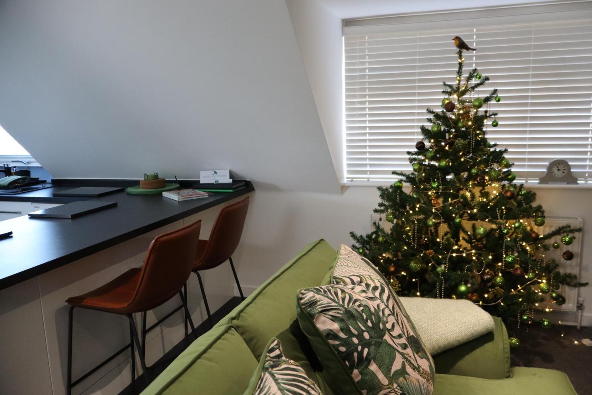 THE HIDEAWAY - LUXURY SELF CATERING COASTAL APARTMENT with PRIVATE ENTRANCE & KEY BOX ENTRY JUST A FEW MINUTES WALK TO THE BEACH, SOLENT WAY WALK, SHOPS and many EATERIES & BARS - FREE OFF ROAD PARKING,FULL KITCHEN, LOUNGE,BEDROOM , BATHROOM & WI-FI