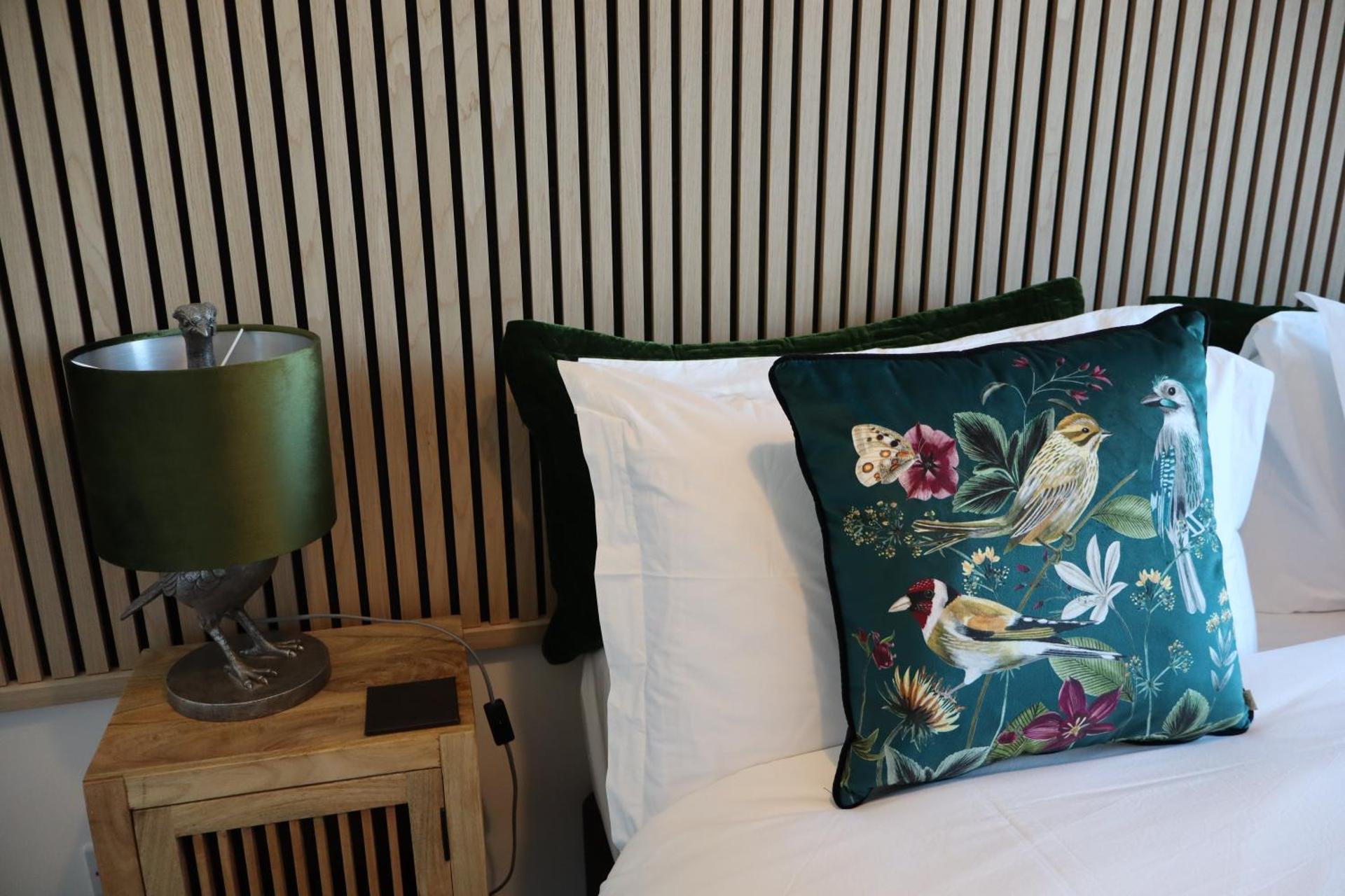 THE HIDEAWAY - LUXURY SELF CATERING COASTAL APARTMENT with PRIVATE ENTRANCE & KEY BOX ENTRY JUST A FEW MINUTES WALK TO THE BEACH, SOLENT WAY WALK, SHOPS and many EATERIES & BARS - FREE OFF ROAD PARKING,FULL KITCHEN, LOUNGE,BEDROOM , BATHROOM & WI-FI