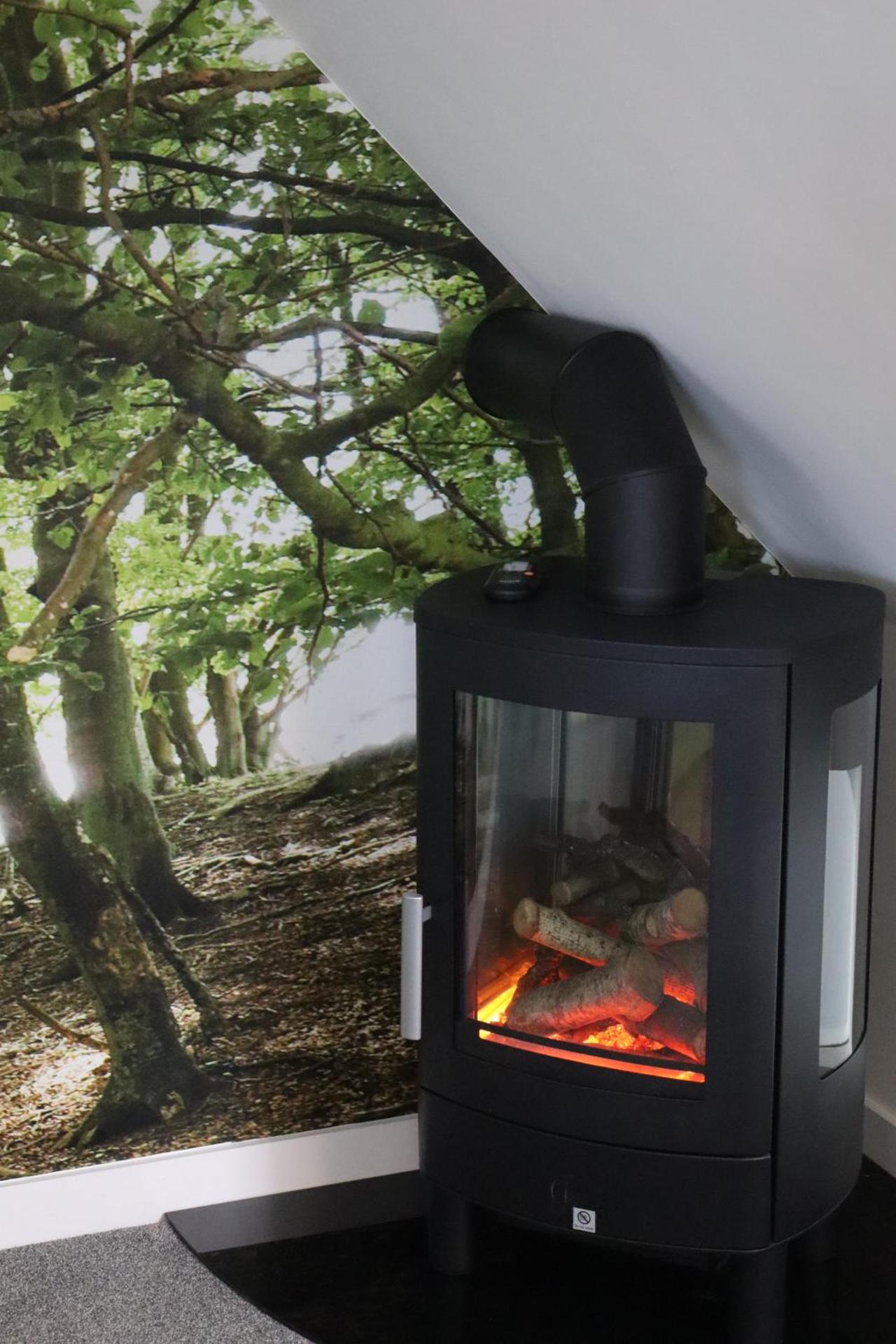 THE HIDEAWAY - LUXURY SELF CATERING COASTAL APARTMENT with PRIVATE ENTRANCE & KEY BOX ENTRY JUST A FEW MINUTES WALK TO THE BEACH, SOLENT WAY WALK, SHOPS and many EATERIES & BARS - FREE OFF ROAD PARKING,FULL KITCHEN, LOUNGE,BEDROOM , BATHROOM & WI-FI