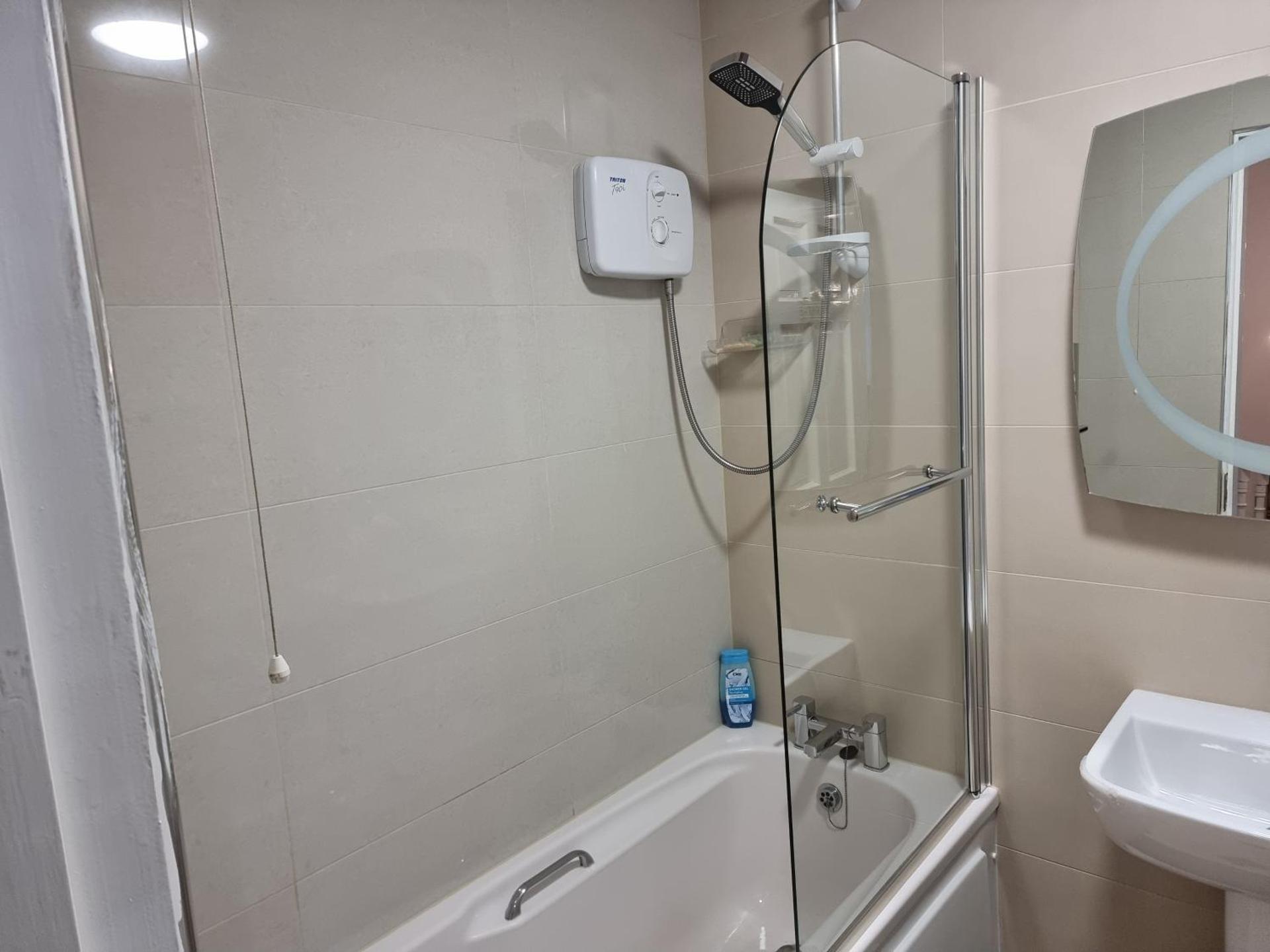 3-Beds Sleep 7 with Garden & Private Parking