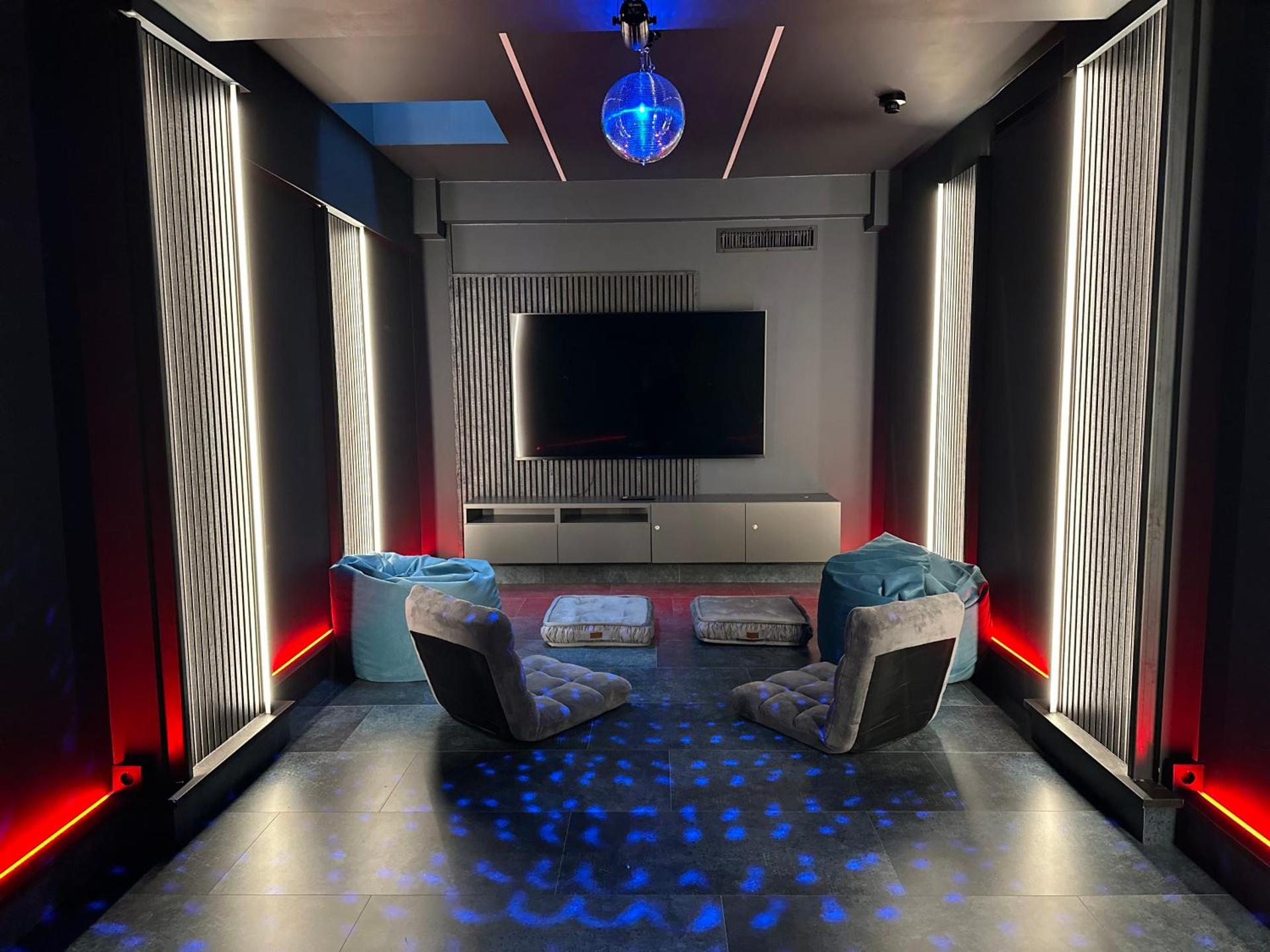 Communal lounge/ TV room