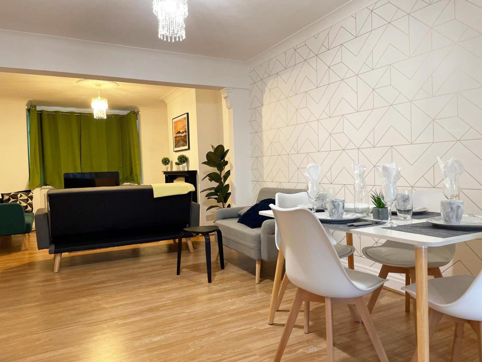 Lovely Spacious House Family & Contractor Friendly 3 Bedroom Near Leeds Centre Sleeps 8