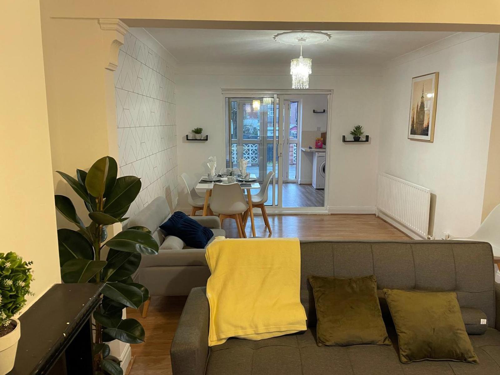 Lovely Spacious House Family & Contractor Friendly 3 Bedroom Near Leeds Centre Sleeps 8