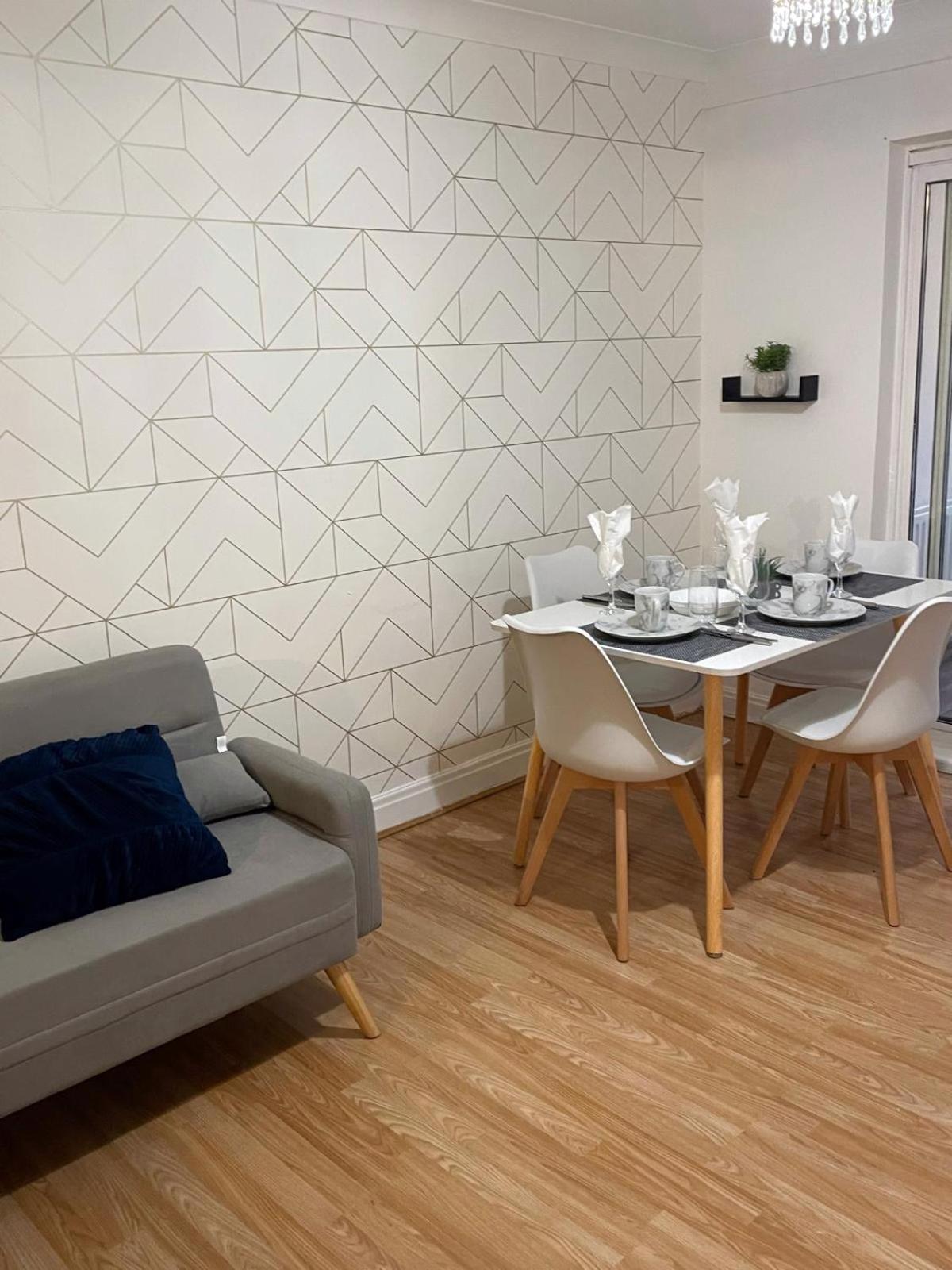 Lovely Spacious House Family & Contractor Friendly 3 Bedroom Near Leeds Centre Sleeps 8