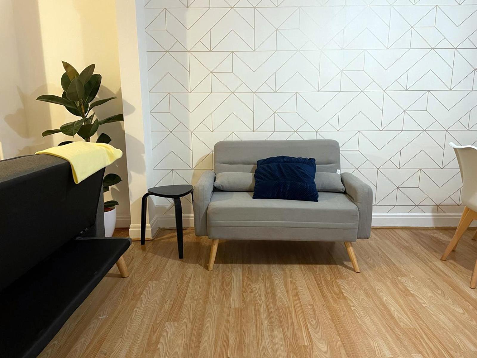 Lovely Spacious House Family & Contractor Friendly 3 Bedroom Near Leeds Centre Sleeps 8