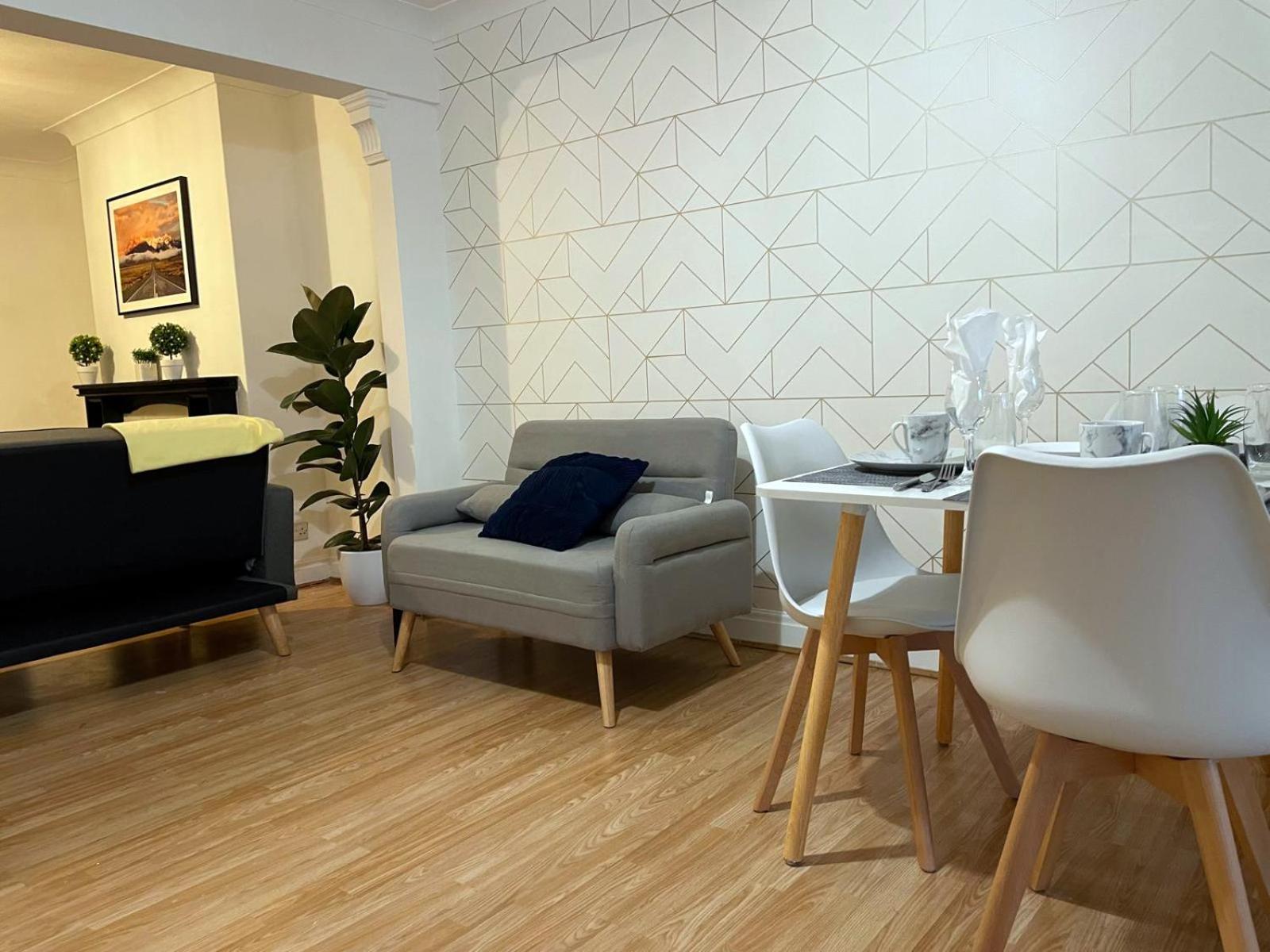 Lovely Spacious House Family & Contractor Friendly 3 Bedroom Near Leeds Centre Sleeps 8