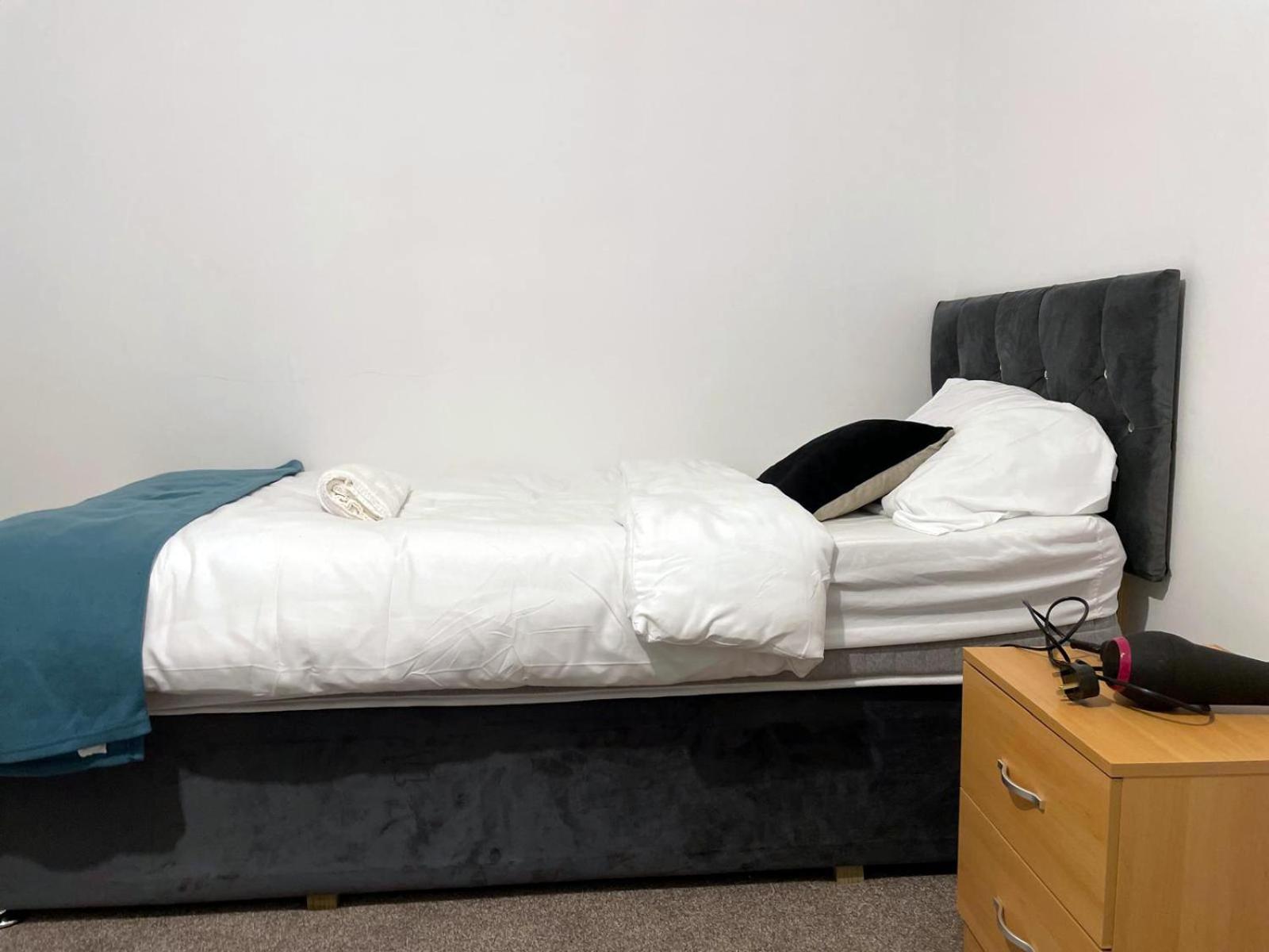 Lovely Spacious House Family & Contractor Friendly 3 Bedroom Near Leeds Centre Sleeps 8