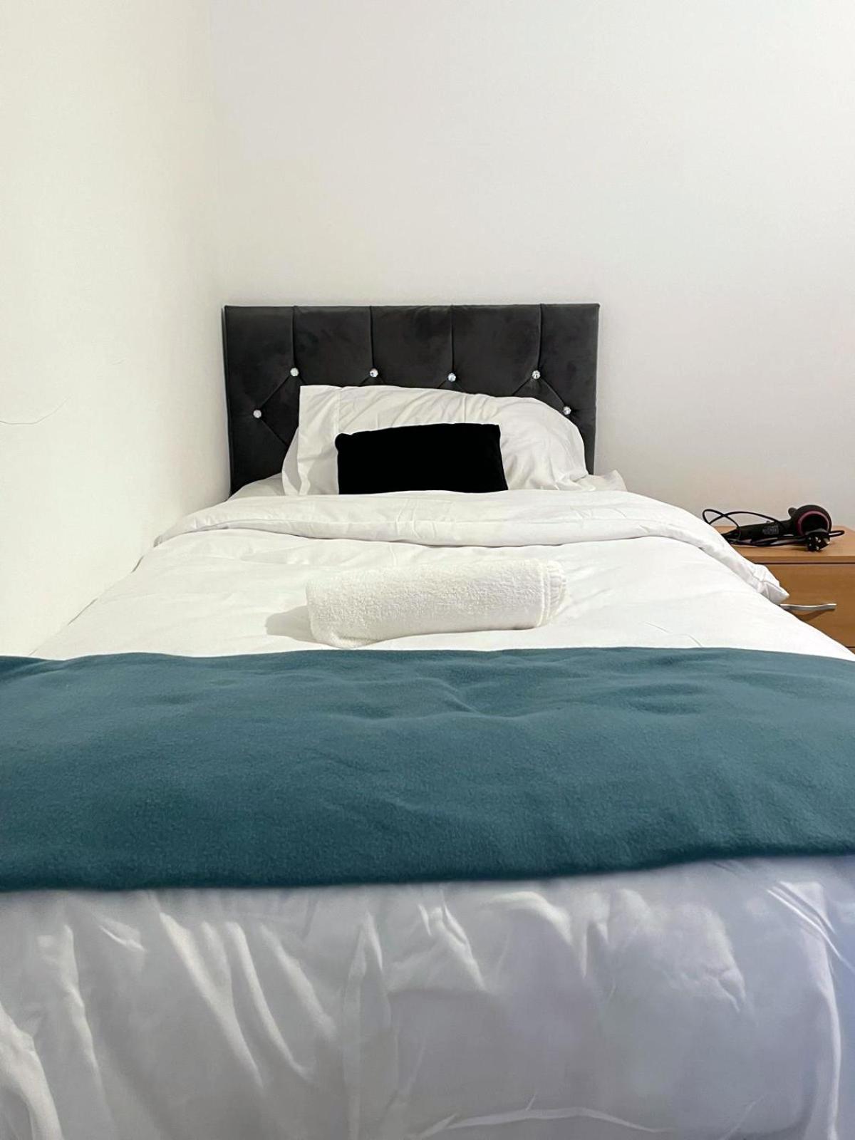 Lovely Spacious House Family & Contractor Friendly 3 Bedroom Near Leeds Centre Sleeps 8