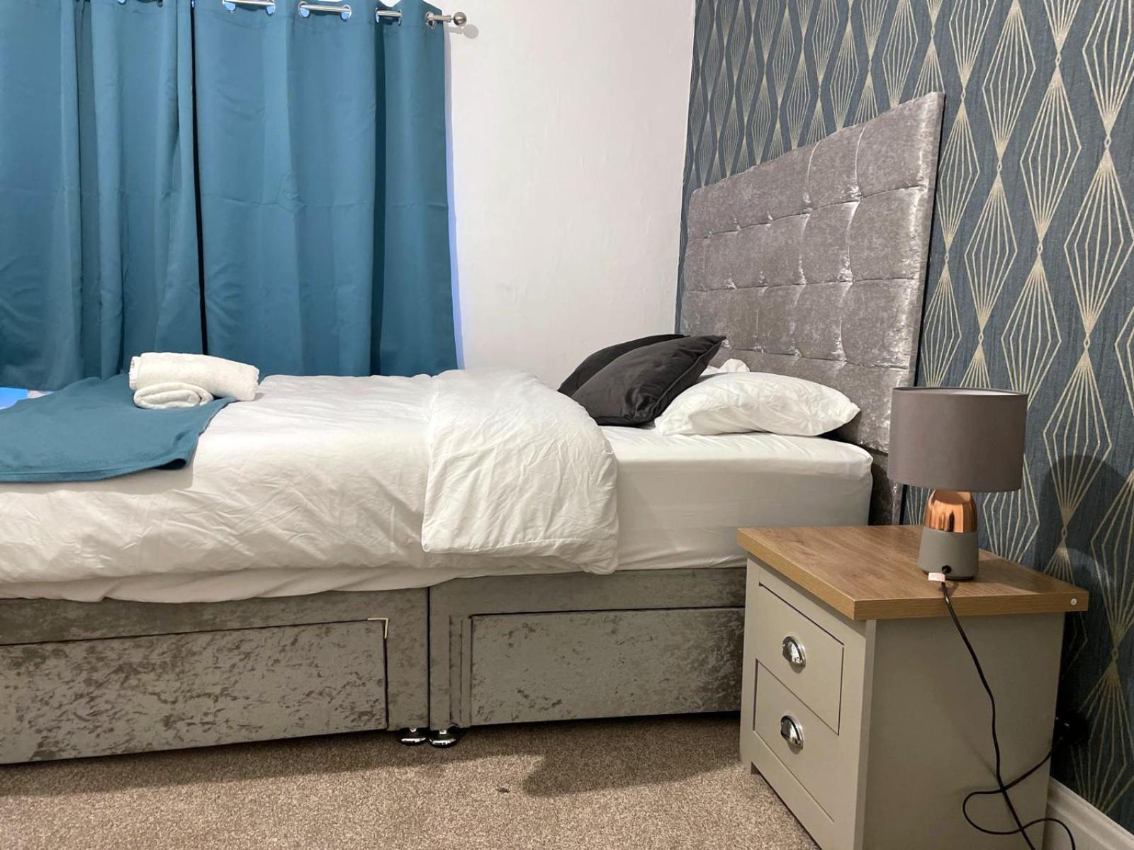 Lovely Spacious House Family & Contractor Friendly 3 Bedroom Near Leeds Centre Sleeps 8