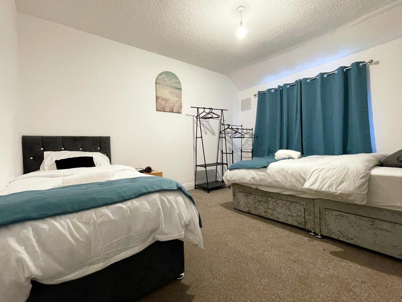 Lovely Spacious House Family & Contractor Friendly 3 Bedroom Near Leeds Centre Sleeps 8