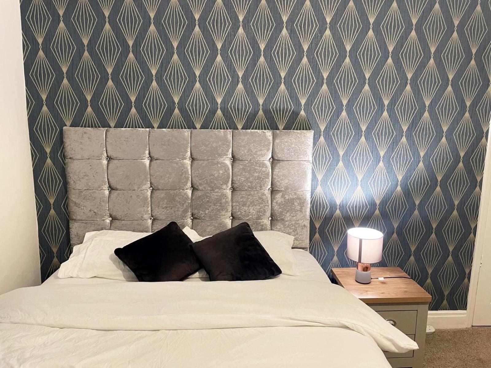 Lovely Spacious House Family & Contractor Friendly 3 Bedroom Near Leeds Centre Sleeps 8