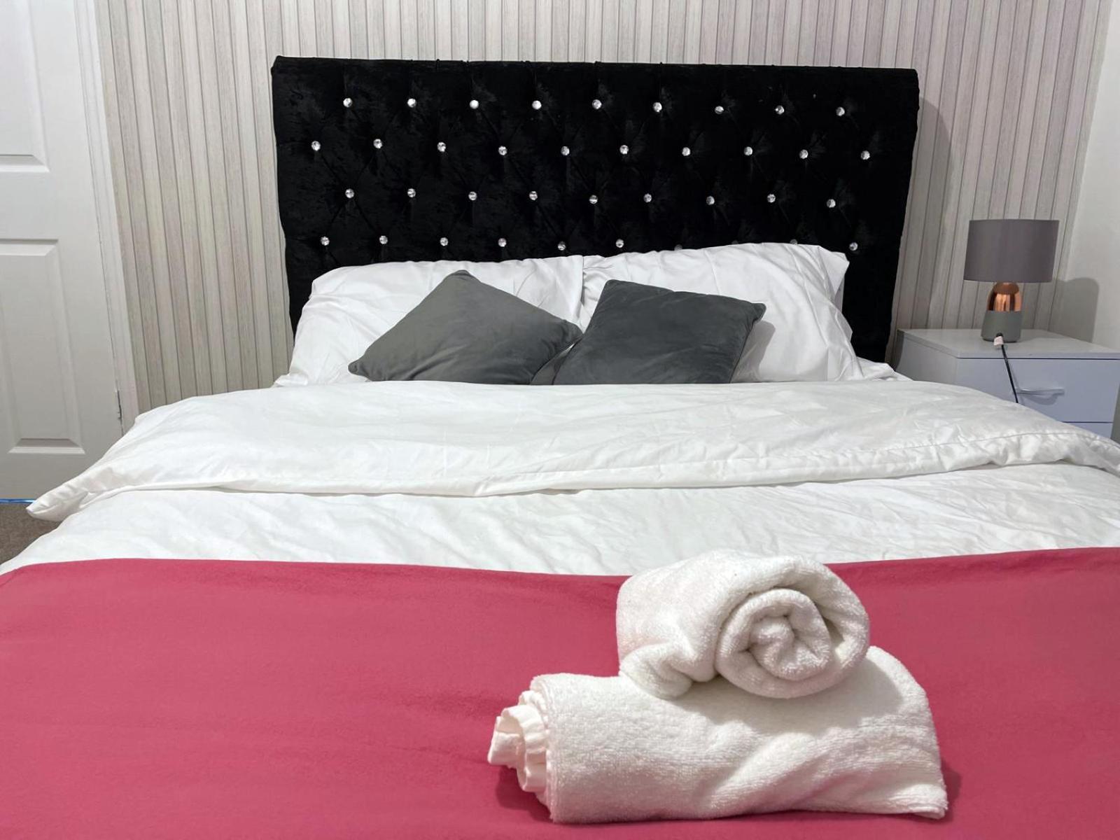 Lovely Spacious House Family & Contractor Friendly 3 Bedroom Near Leeds Centre Sleeps 8