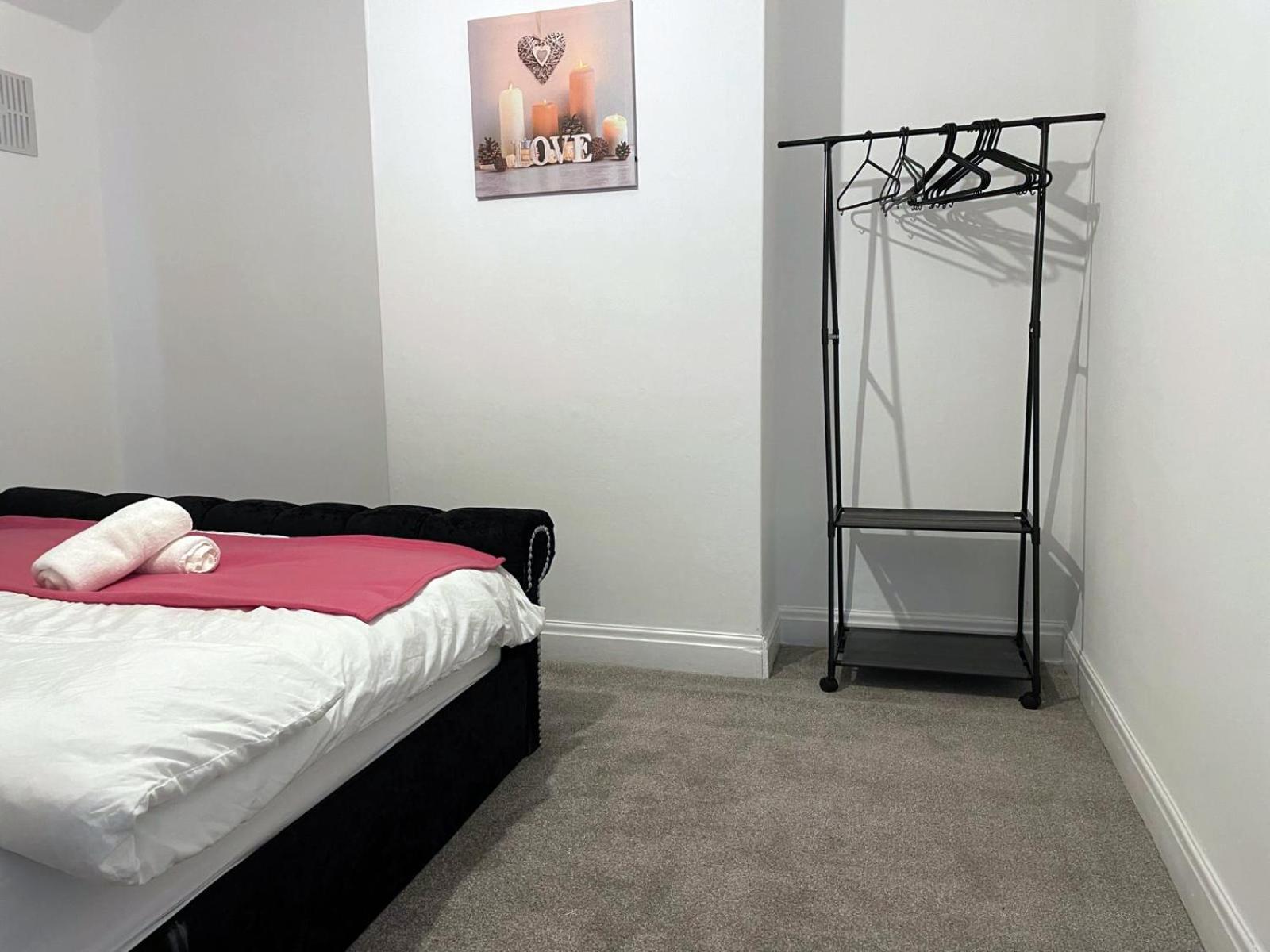 Lovely Spacious House Family & Contractor Friendly 3 Bedroom Near Leeds Centre Sleeps 8