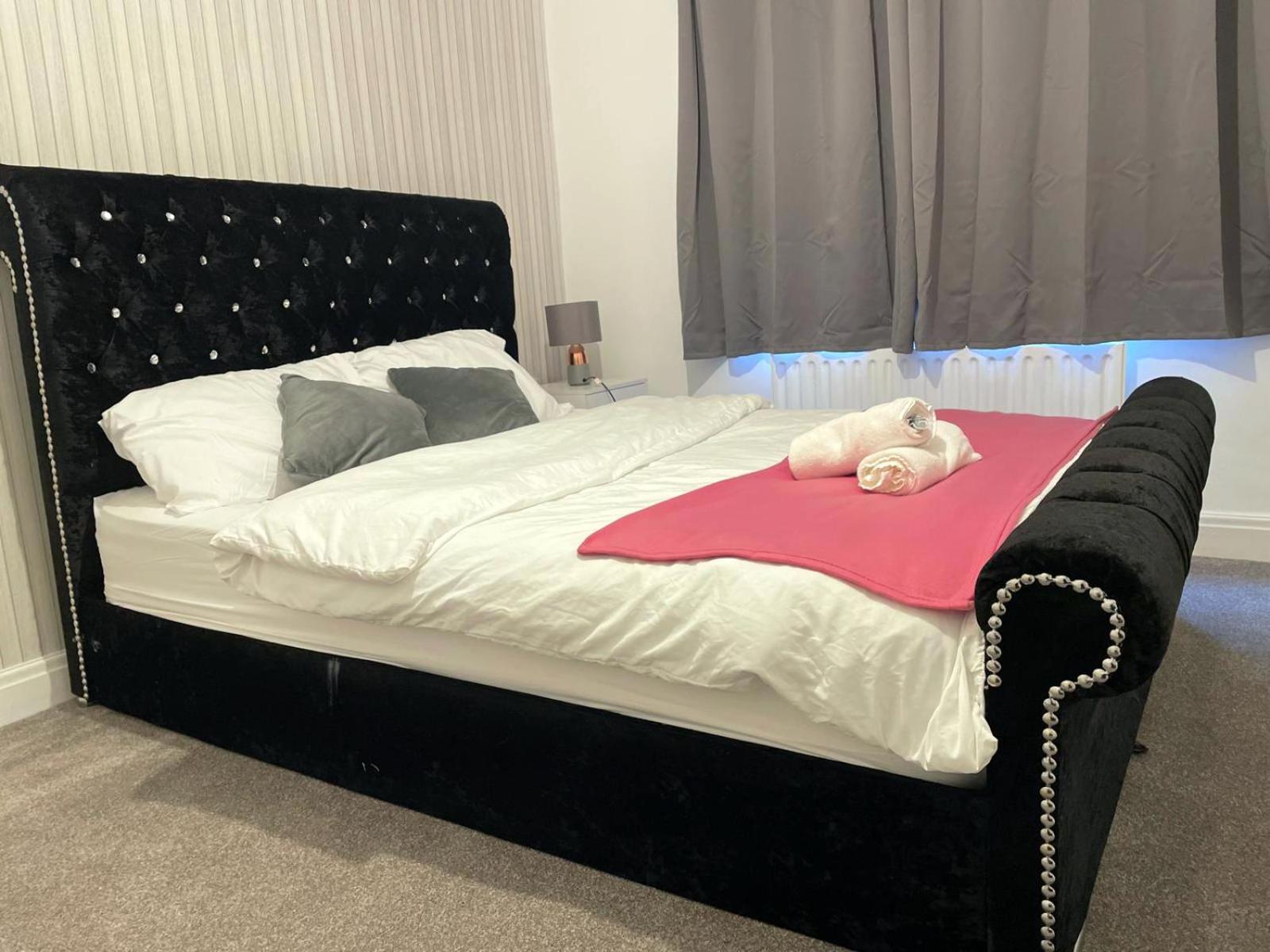 Lovely Spacious House Family & Contractor Friendly 3 Bedroom Near Leeds Centre Sleeps 8