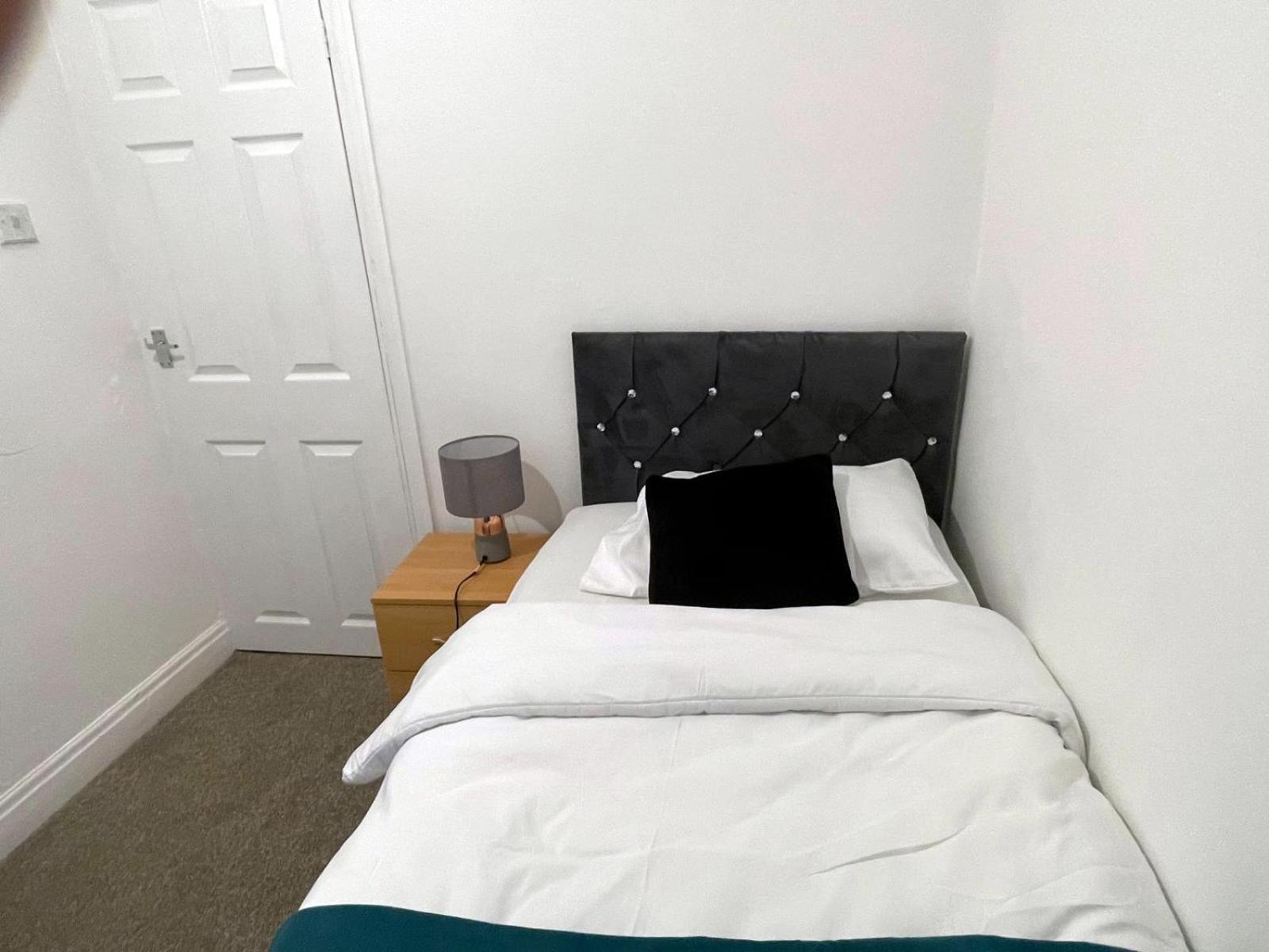 Lovely Spacious House Family & Contractor Friendly 3 Bedroom Near Leeds Centre Sleeps 8