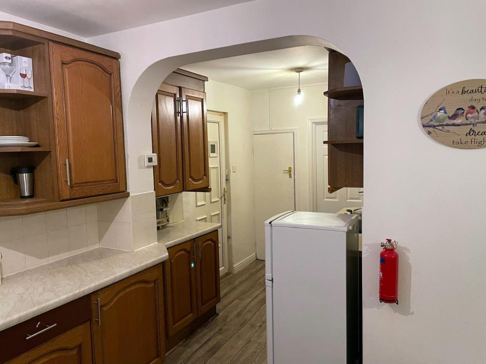 Lovely Spacious House Family & Contractor Friendly 3 Bedroom Near Leeds Centre Sleeps 8