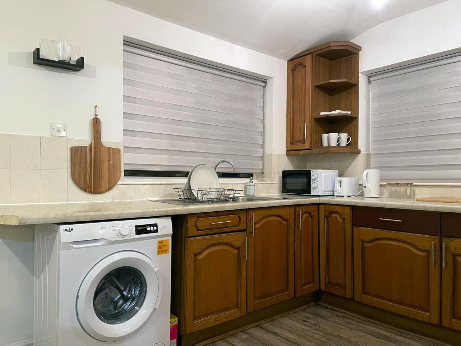 Lovely Spacious House Family & Contractor Friendly 3 Bedroom Near Leeds Centre Sleeps 8