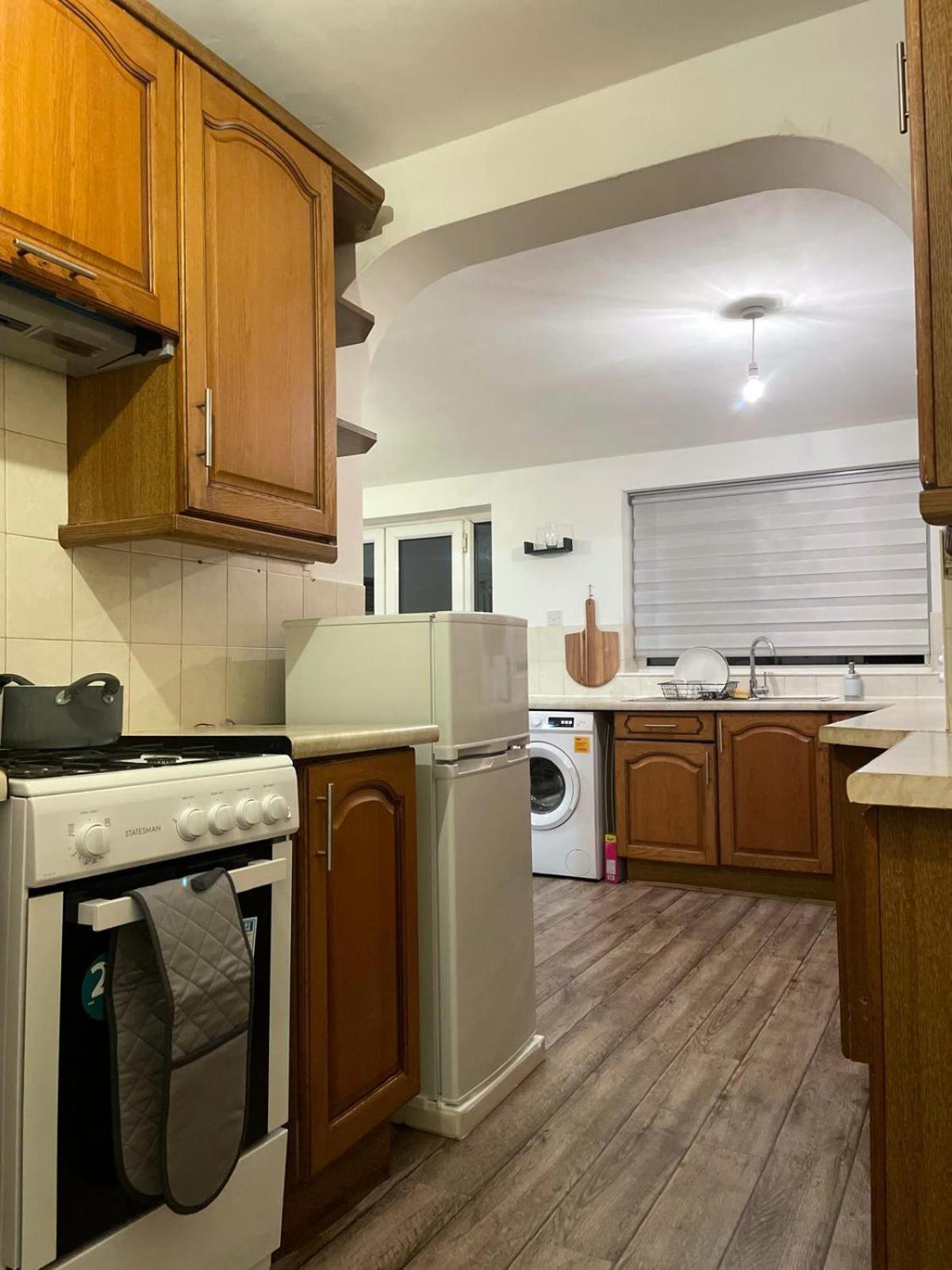 Lovely Spacious House Family & Contractor Friendly 3 Bedroom Near Leeds Centre Sleeps 8