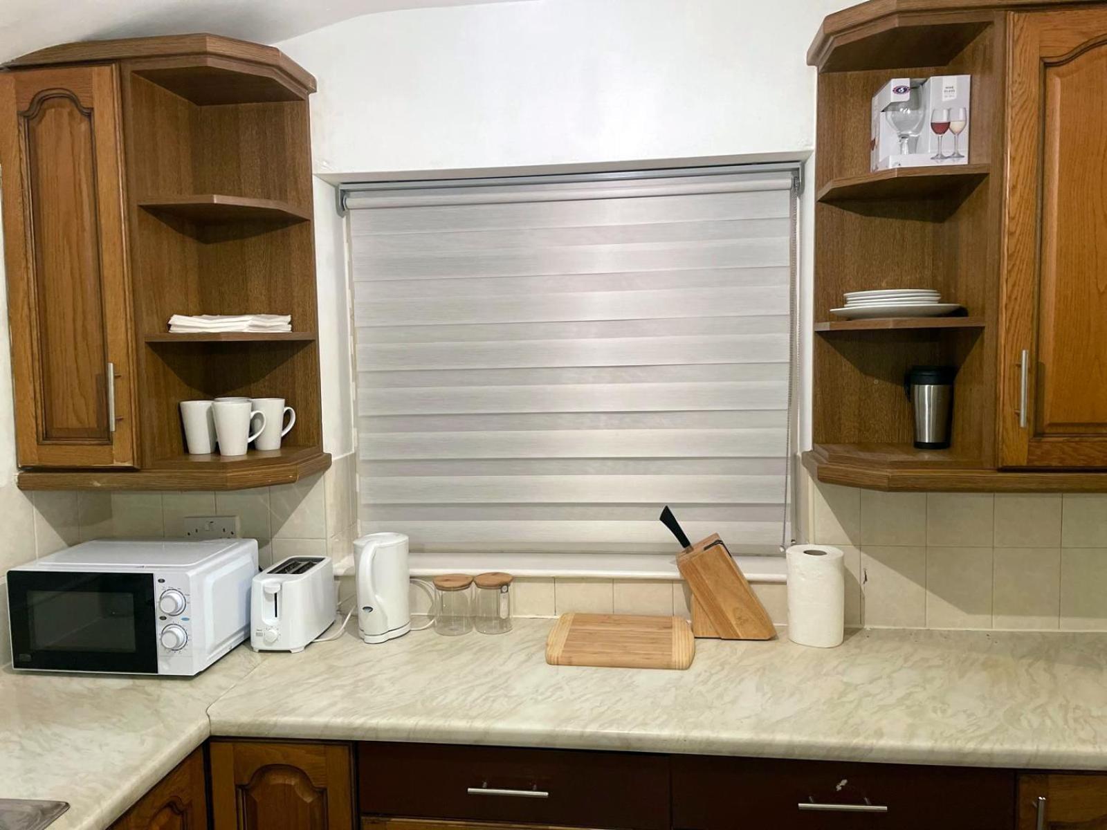 Lovely Spacious House Family & Contractor Friendly 3 Bedroom Near Leeds Centre Sleeps 8