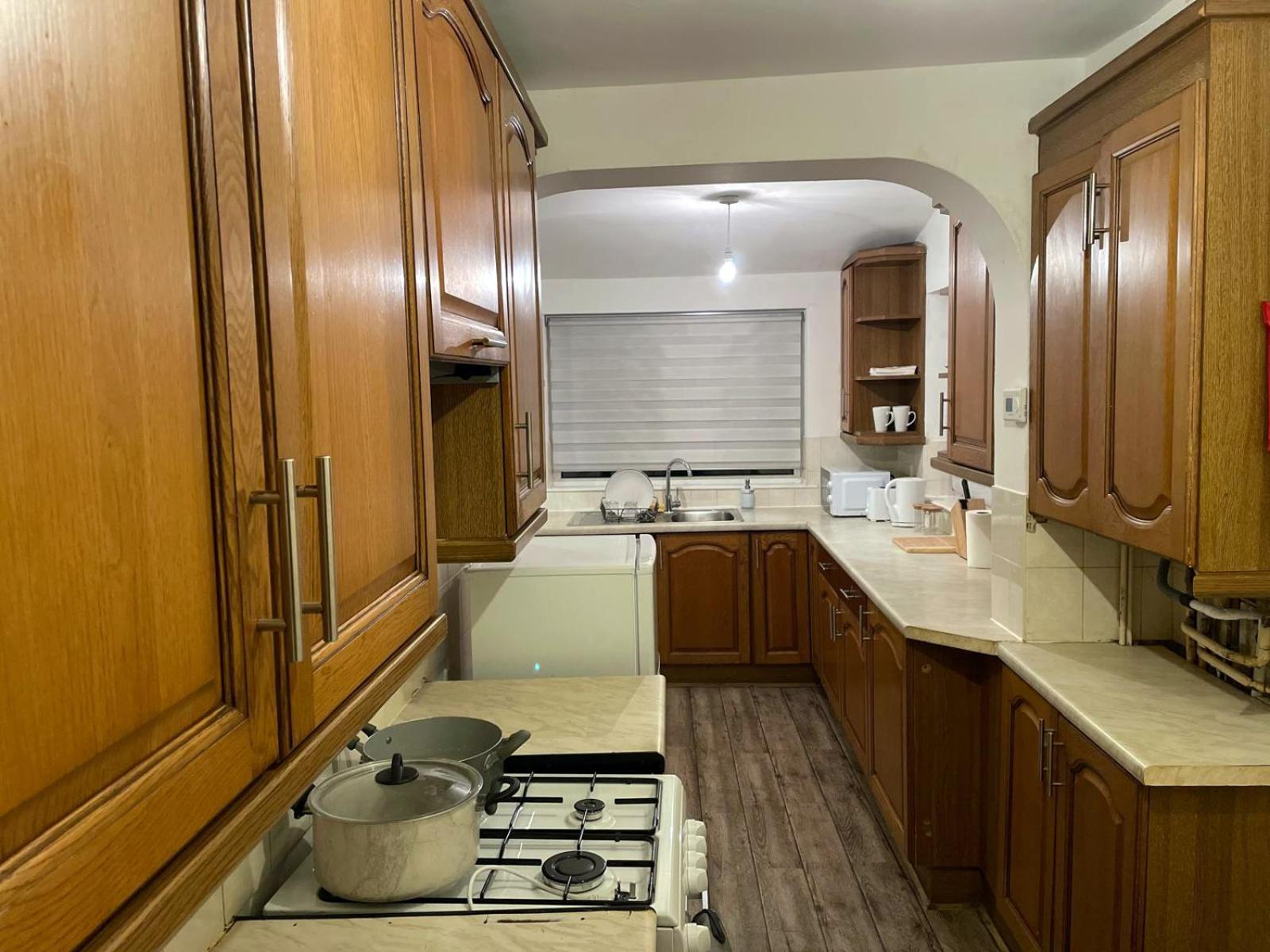 Lovely Spacious House Family & Contractor Friendly 3 Bedroom Near Leeds Centre Sleeps 8