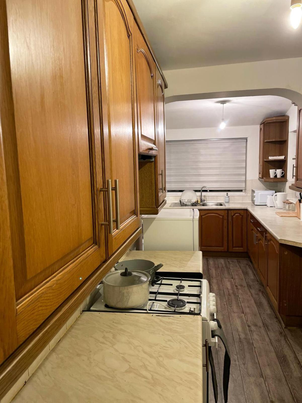 Lovely Spacious House Family & Contractor Friendly 3 Bedroom Near Leeds Centre Sleeps 8