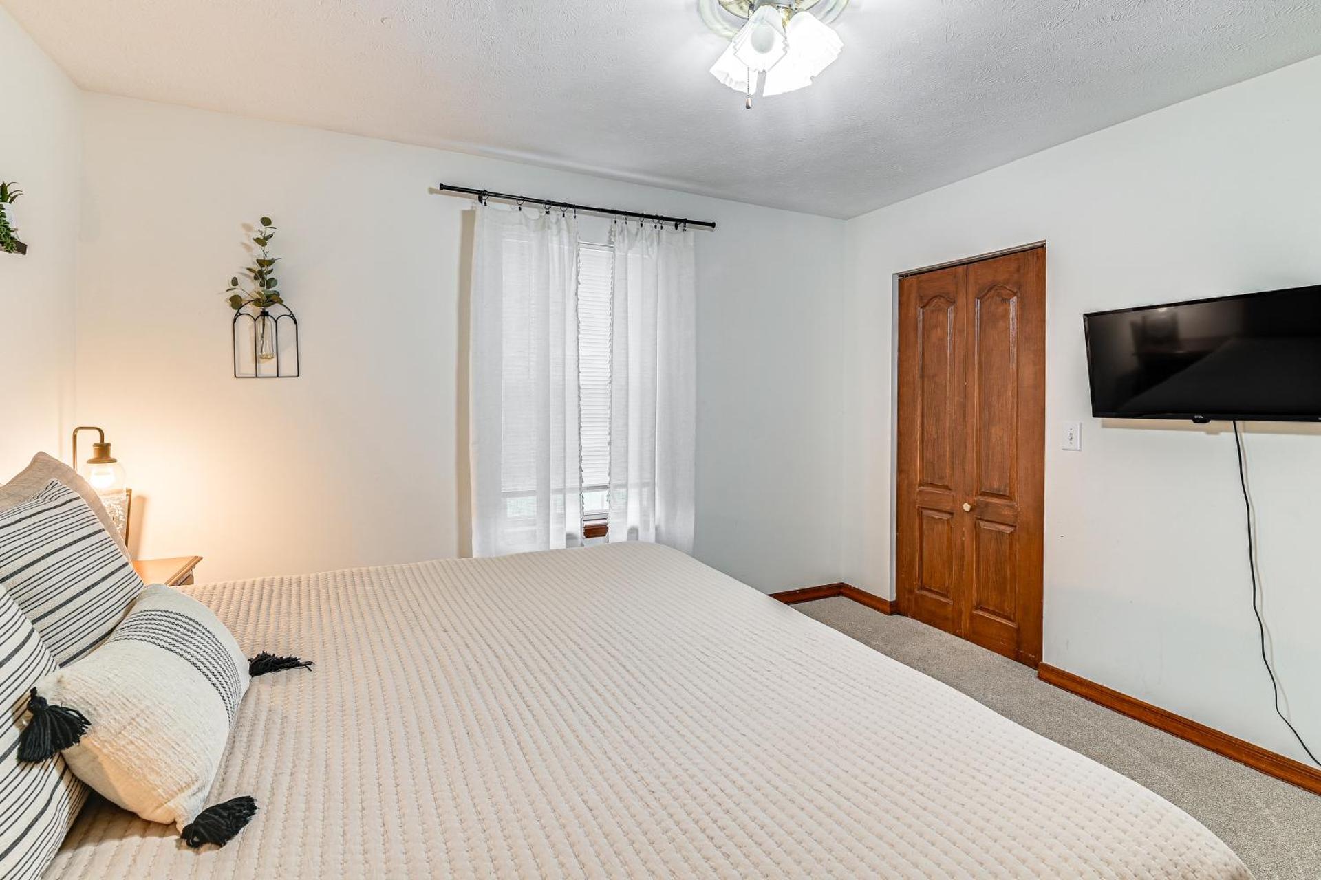 Williamstown Gem with Private Pool and Hot Tub!