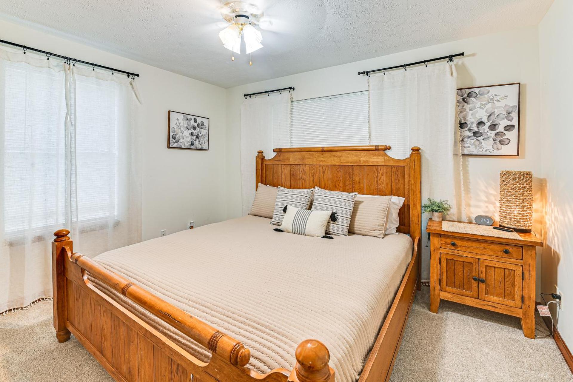 Williamstown Gem with Private Pool and Hot Tub!