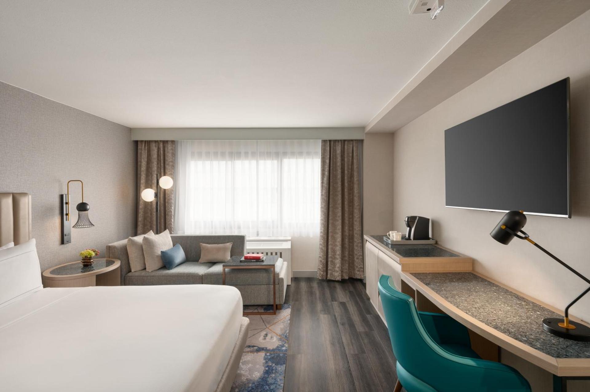 King Room with Accessible Tub - Mobility and Hearing Access