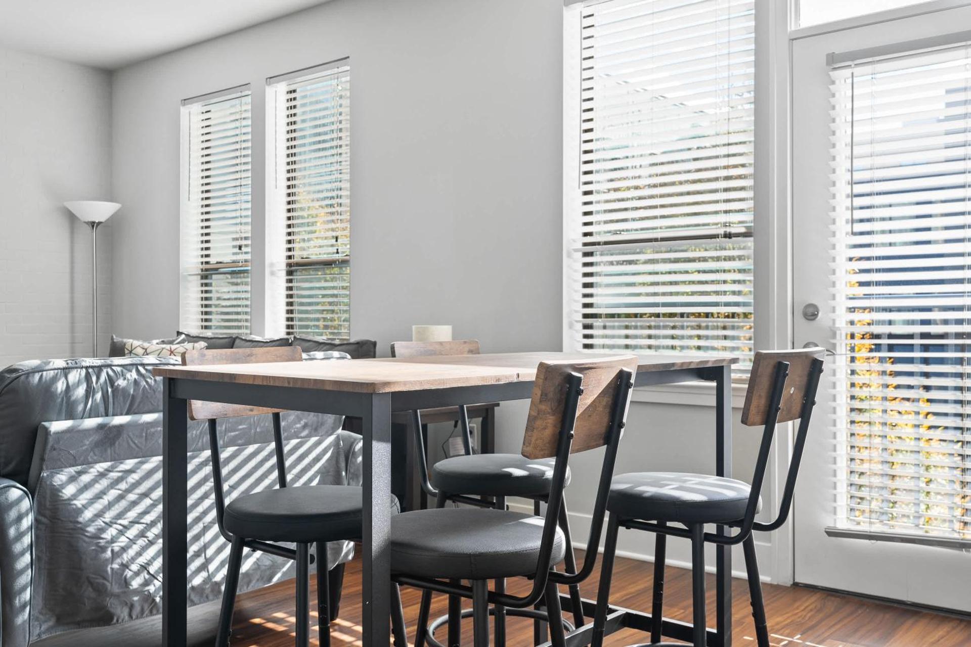 Vibrant 2BR Corner Suite and Free Parking at CityWay