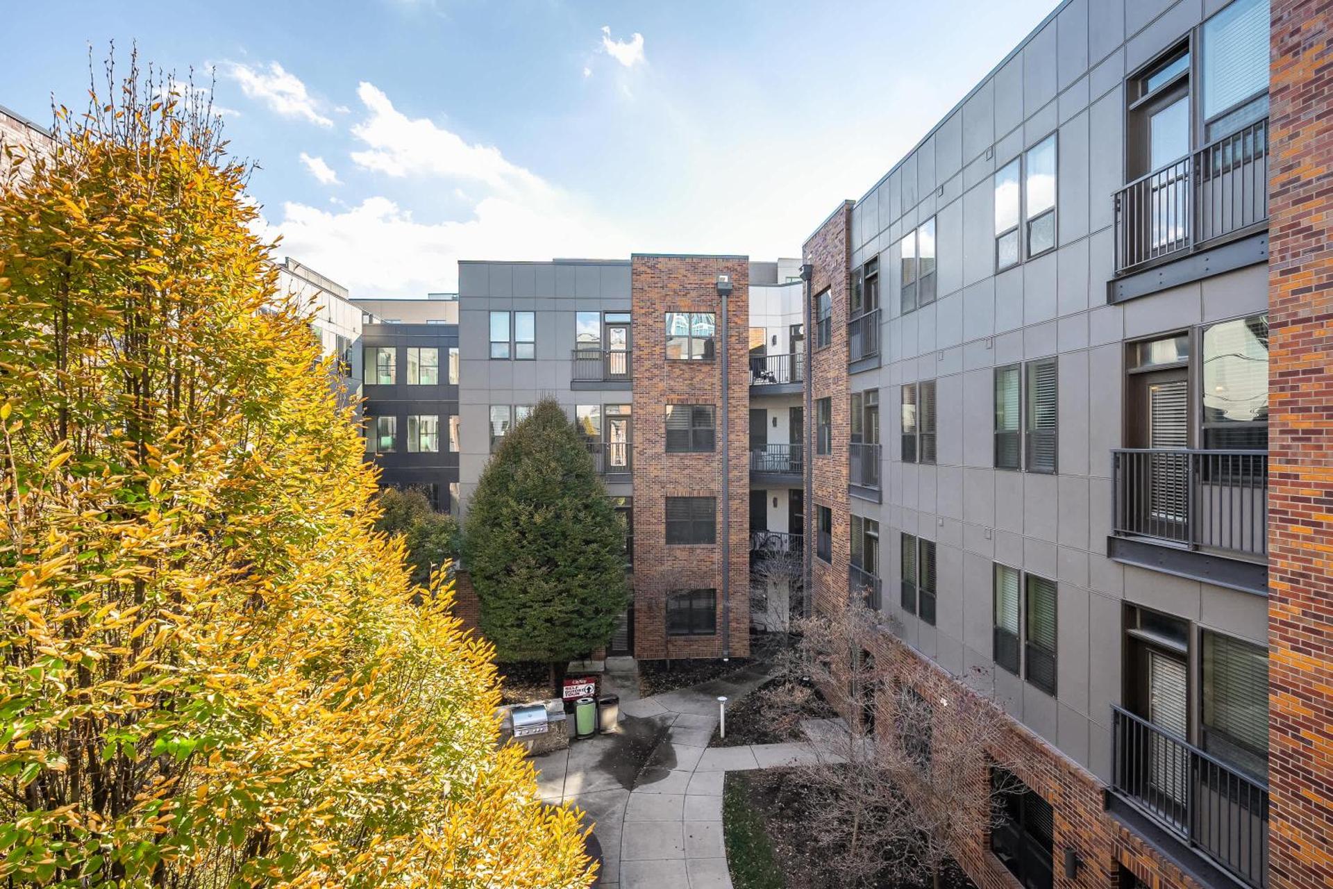 Vibrant 2BR Corner Suite and Free Parking at CityWay