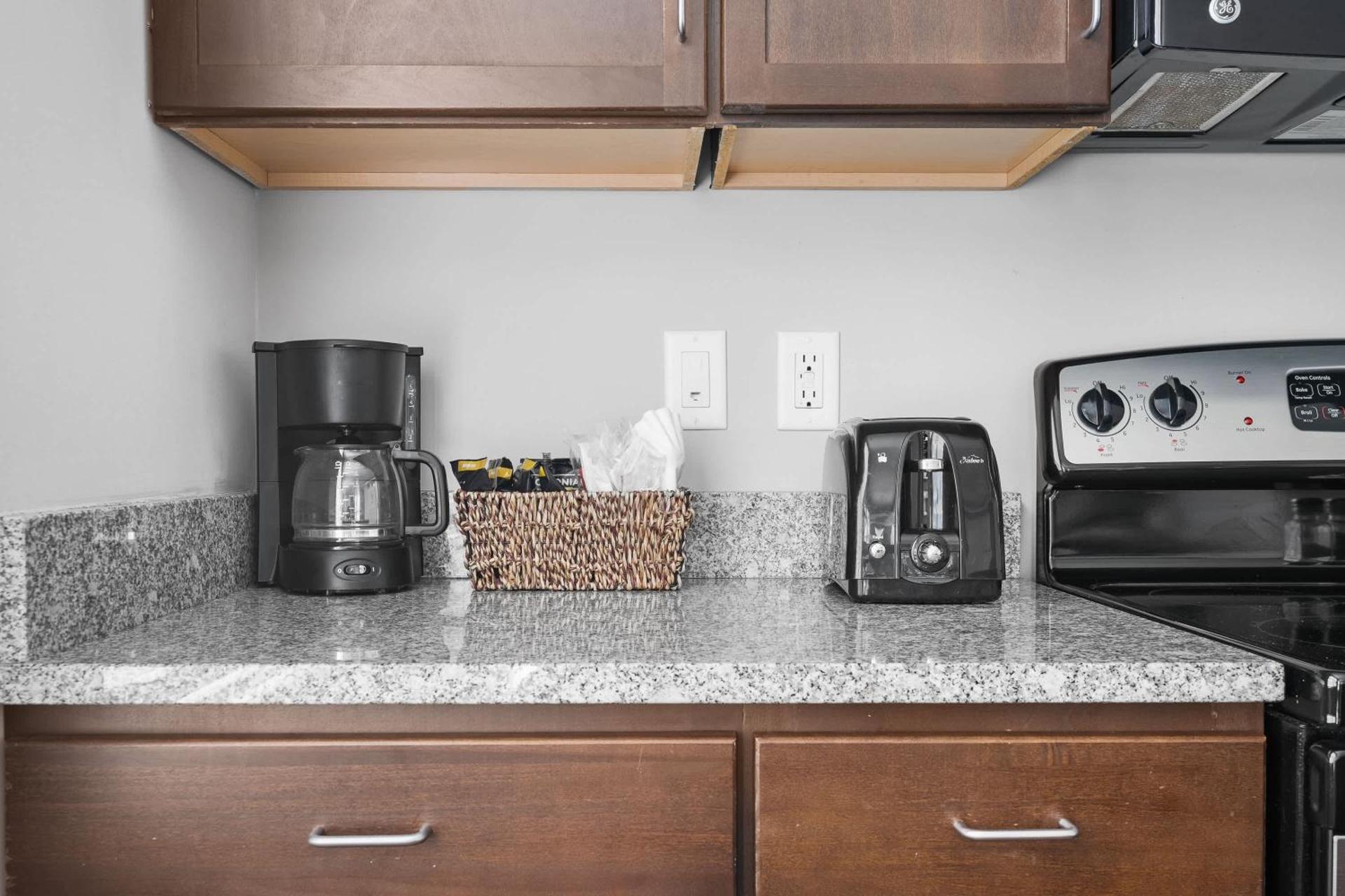 Vibrant 2BR Corner Suite and Free Parking at CityWay