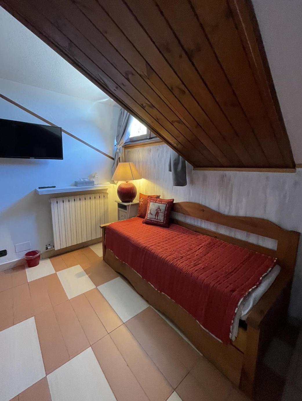 Suite with Spa Bath - Attic