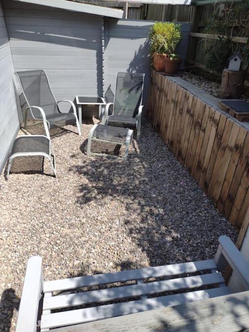 Cosy Log Cabin in Llanfoist village