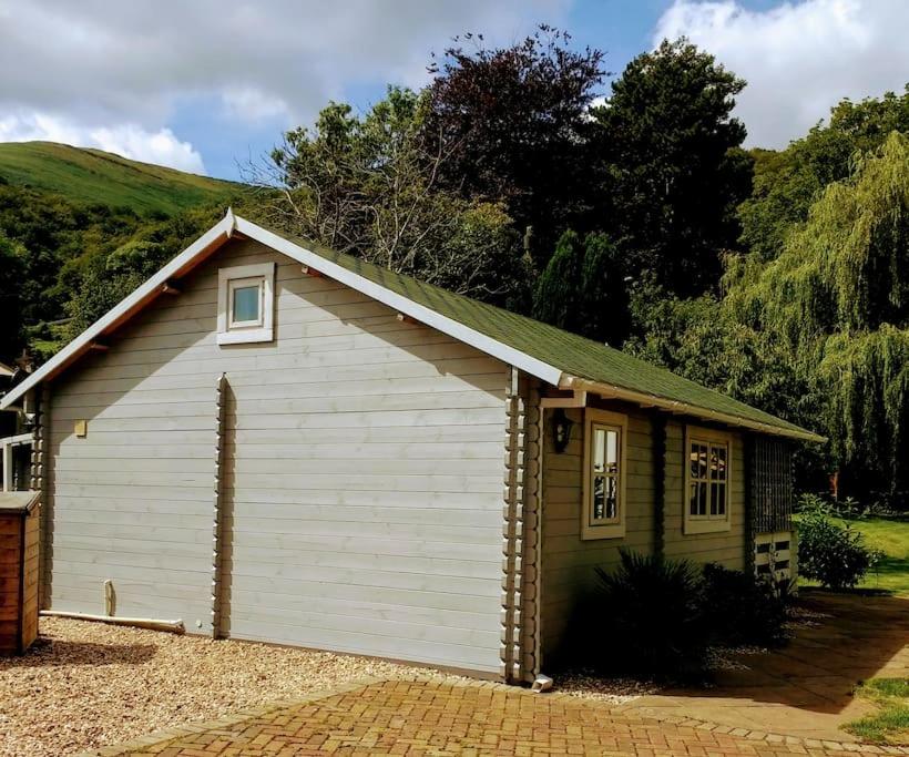 Cosy Log Cabin in Llanfoist village
