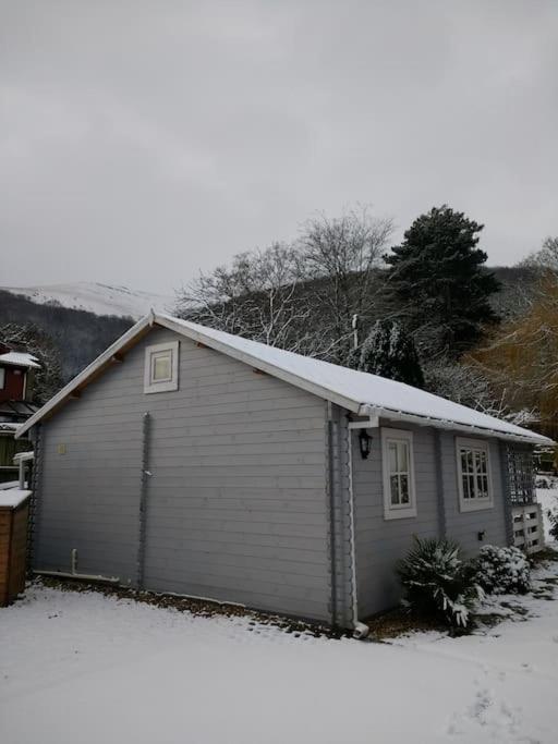 Cosy Log Cabin in Llanfoist village