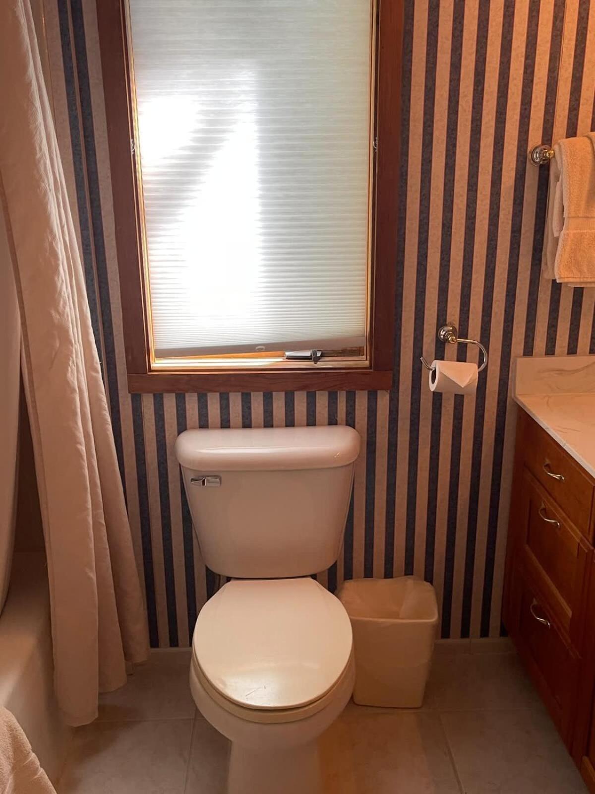 Top Floor Luxury, Sauna, Private Pool, Lake Bellaire Beach, 5 beds, 4 full bath