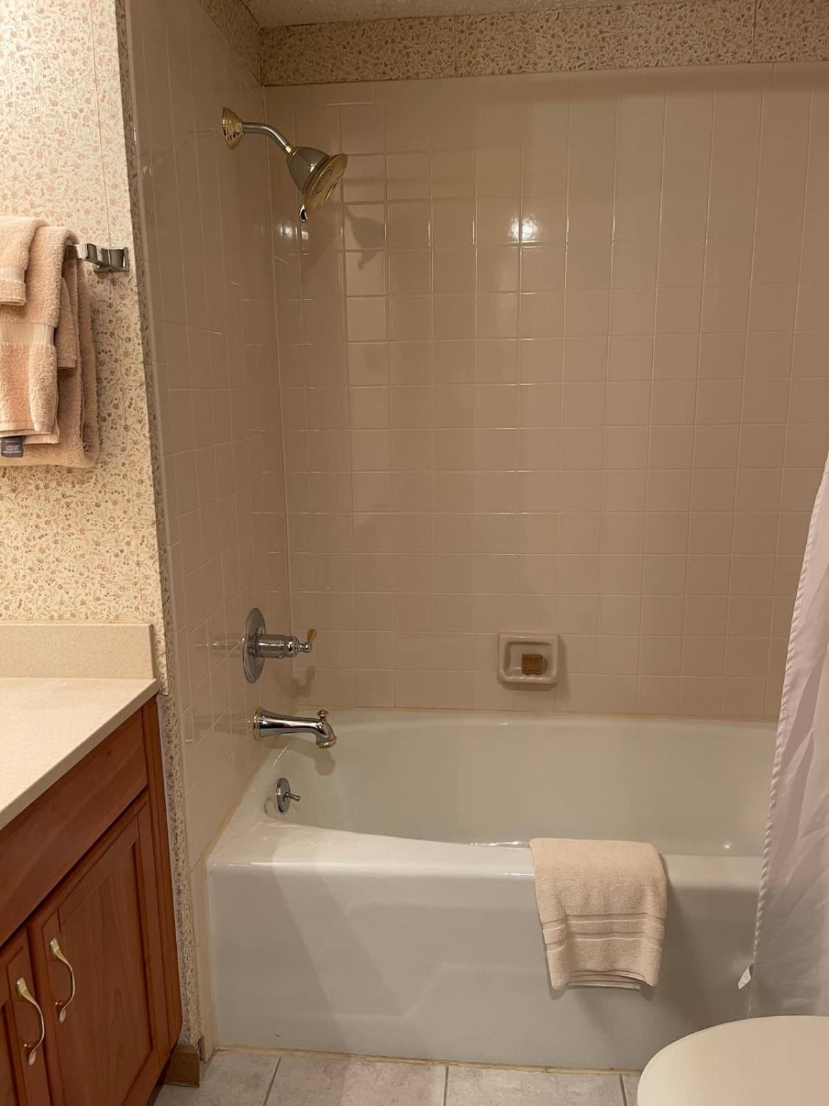 Top Floor Luxury, Sauna, Private Pool, Lake Bellaire Beach, 5 beds, 4 full bath