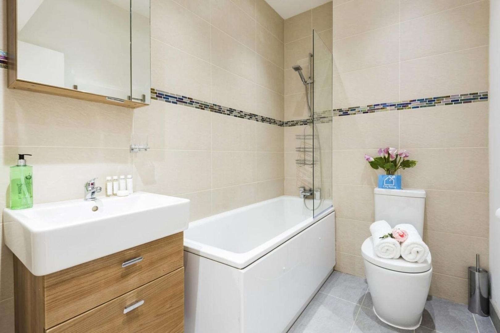 Bright and Modern Earls Court Gem