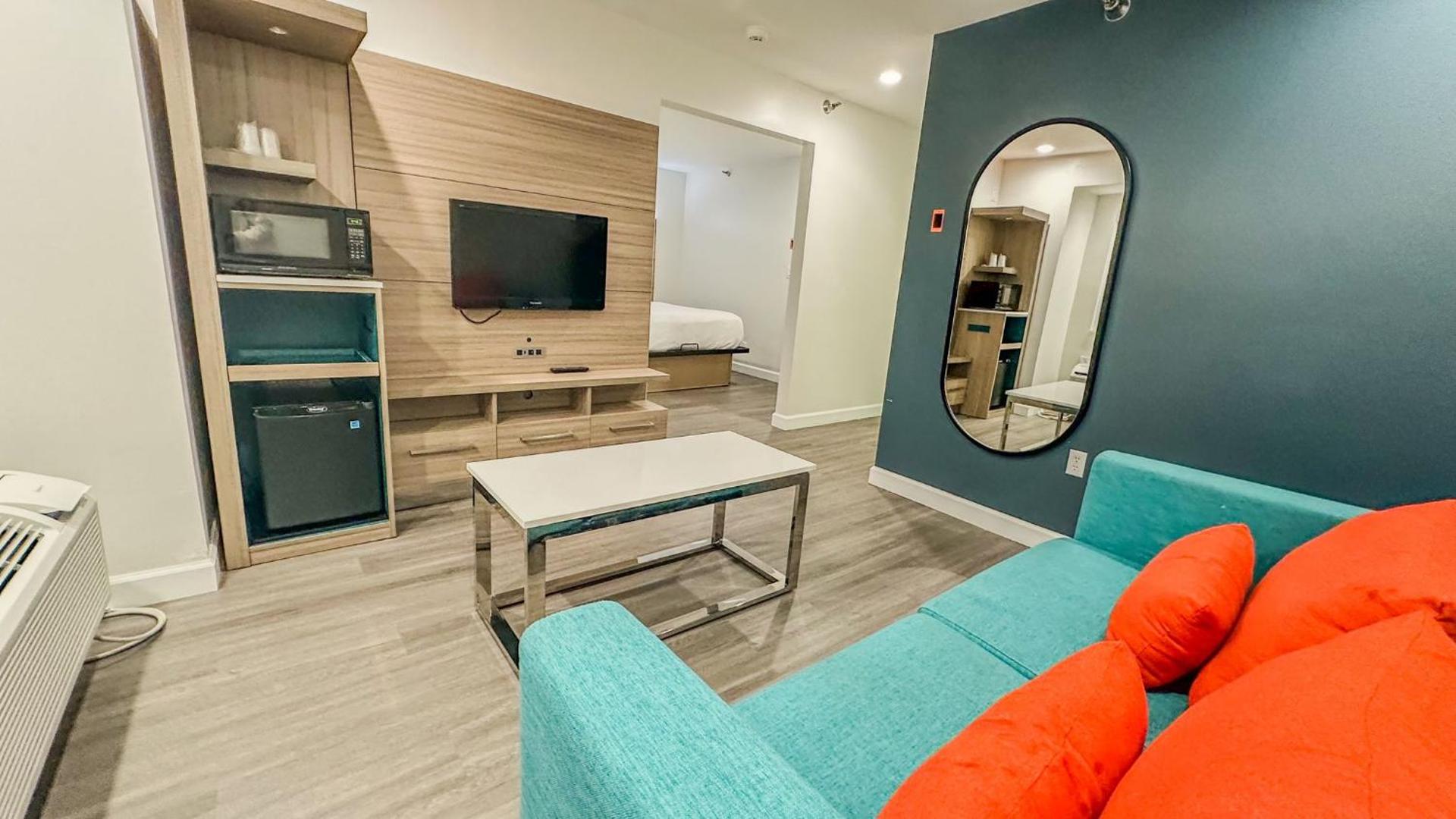 Queen Studio Suite - Non-Smoking