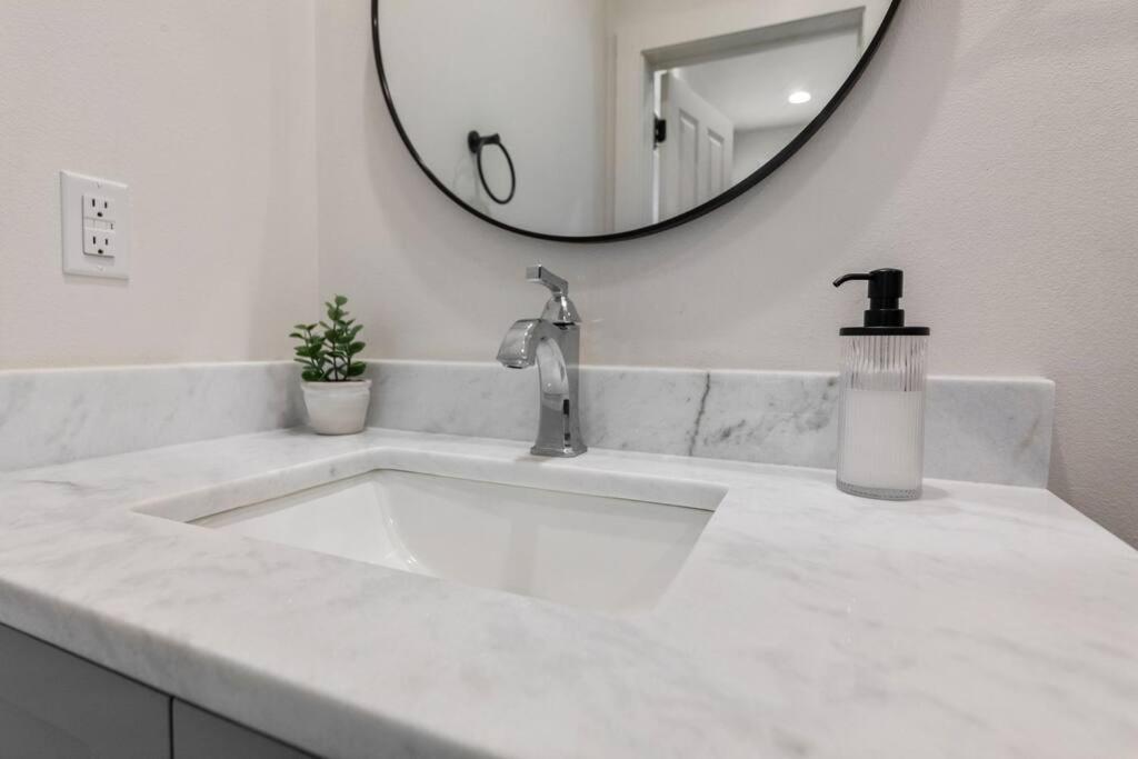 Teche House KING Bed Luxury Getaway Fast WiFi